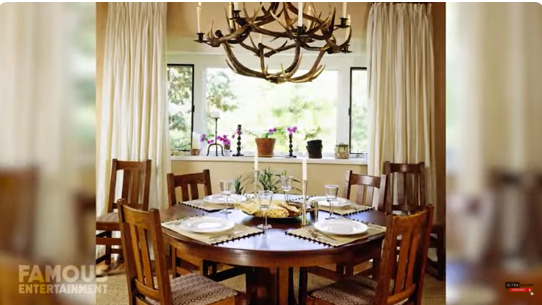 Interior de la casa de Val Kilmer en Pecos River Ranch, de un post fechado el 9 de junio de 2022 | Fuente: Youtube/@Famous_Entertainment