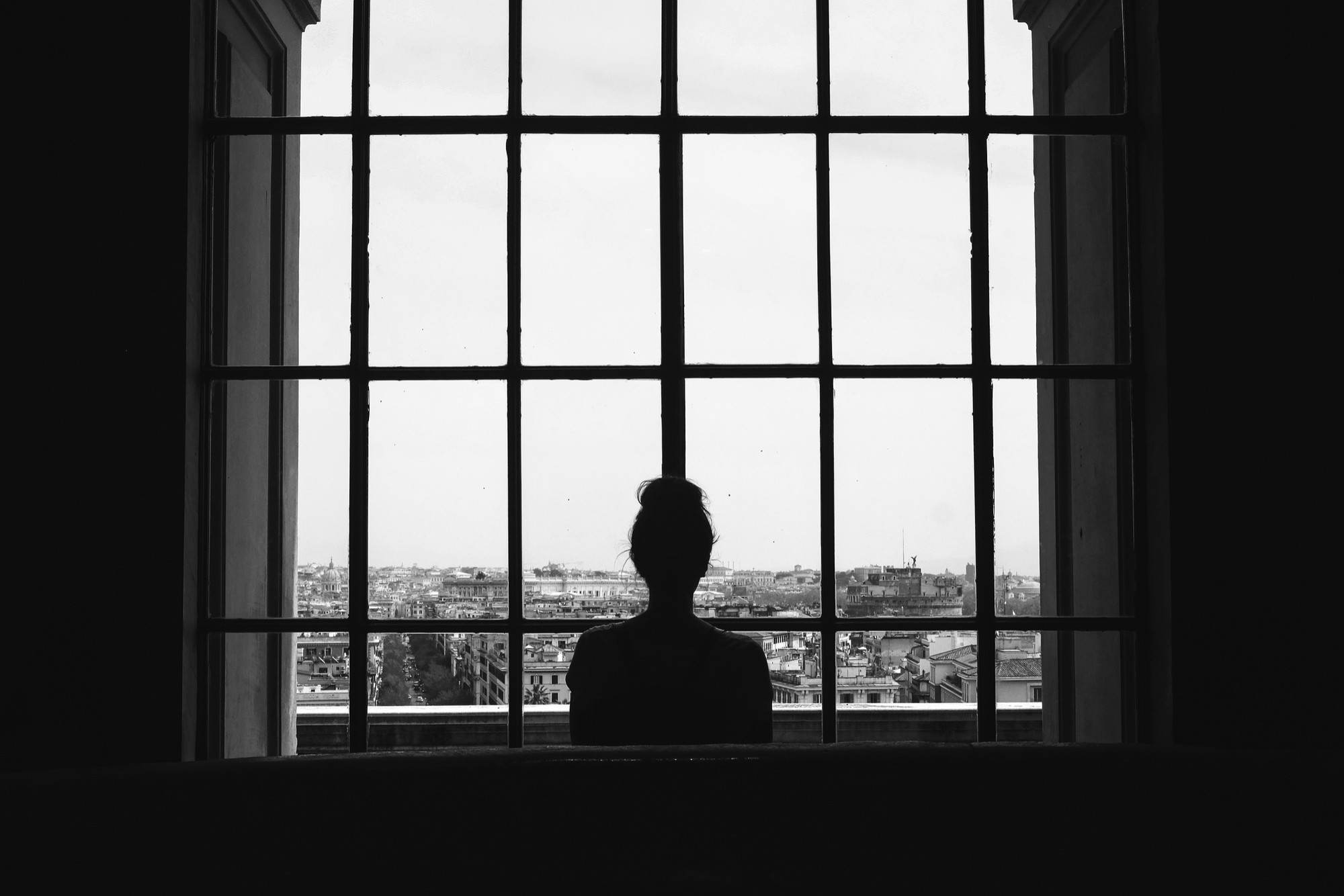 Una mujer de pie cerca de una ventana | Fuente: Freepik