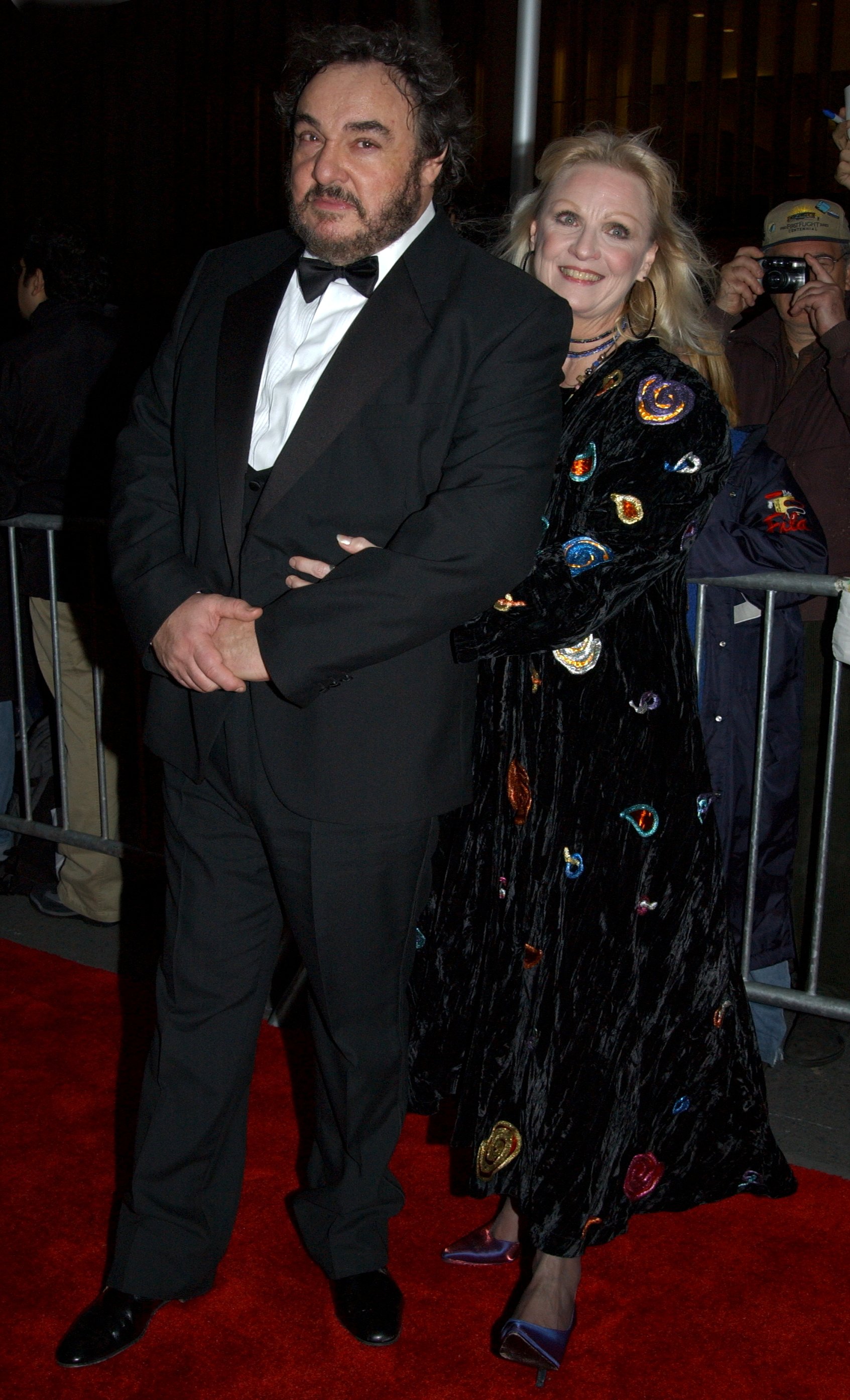 John Rhys Davies con Suzanne en Nueva York, Estados Unidos, el 13 de diciembre de 2001. | Foto: Getty Images