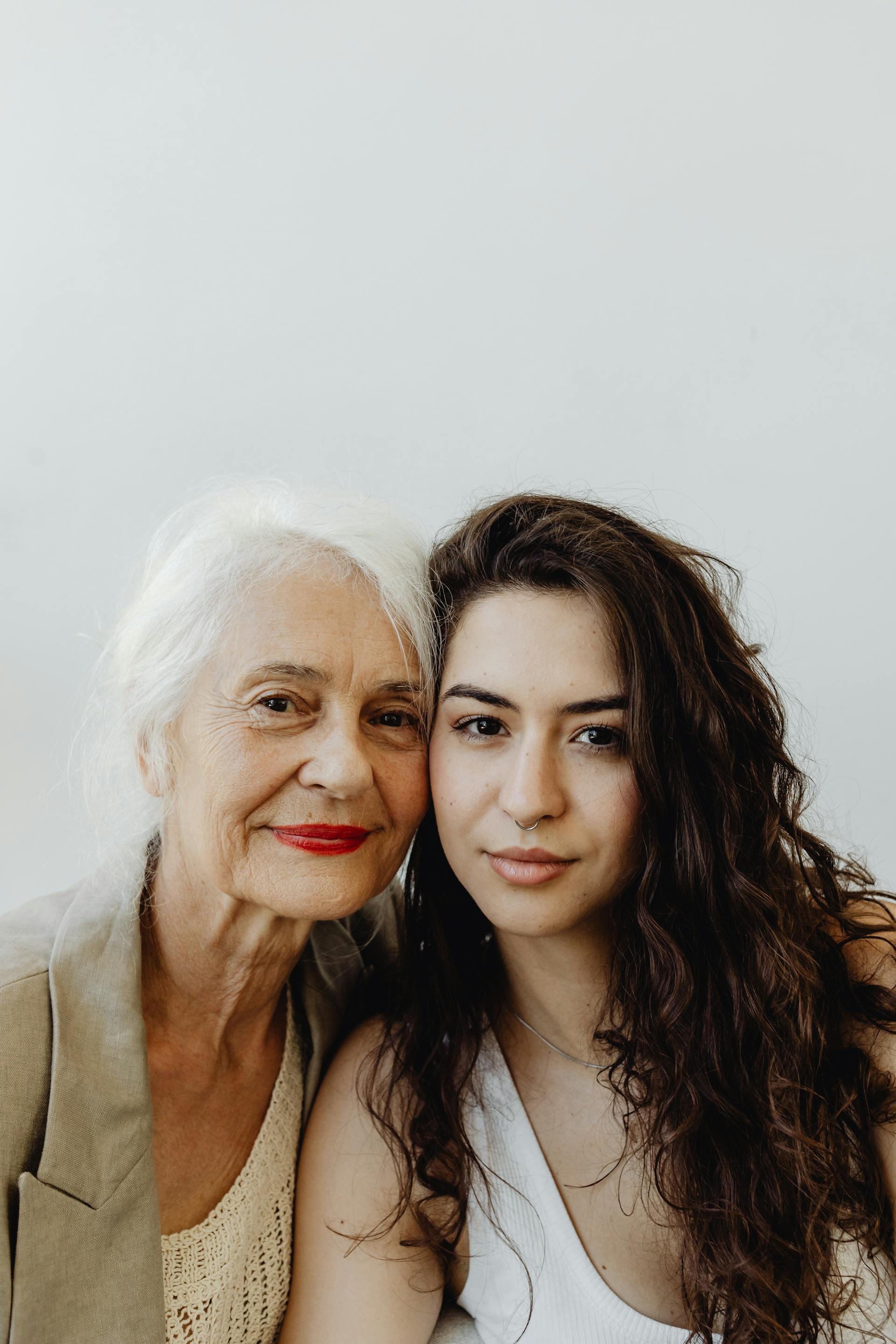 Una abuela feliz con su nieta | Fuente: Pexels