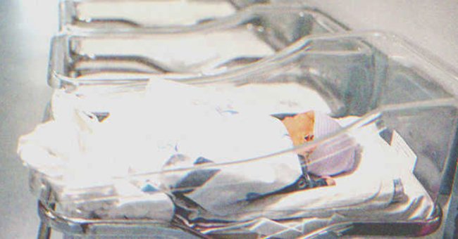 Bebé en cuna de hospital | Foto: Shutterstock