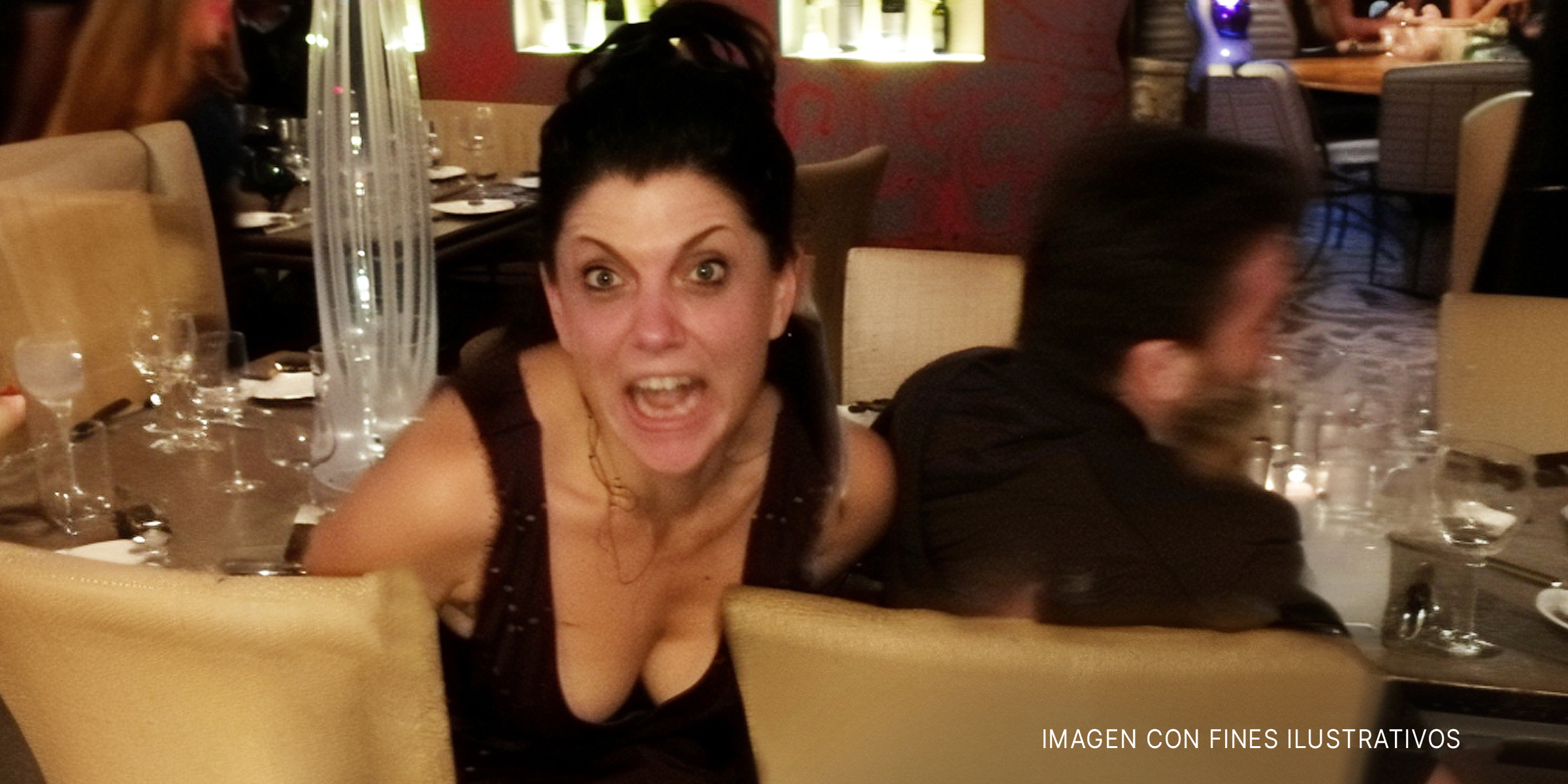Una mujer enfadada en un restaurante | Fuente: Midjourney