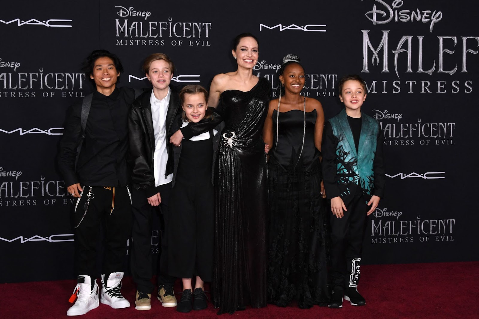 Angelina Jolie con sus hijos Pax, Shiloh, Vivienne, Zahara y Knox Jolie-Pitt en el estreno mundial de "Maleficent: Mistress of Evil"  en el Teatro El Capitán el 30 de septiembre de 2019 | Fuente: Getty Images