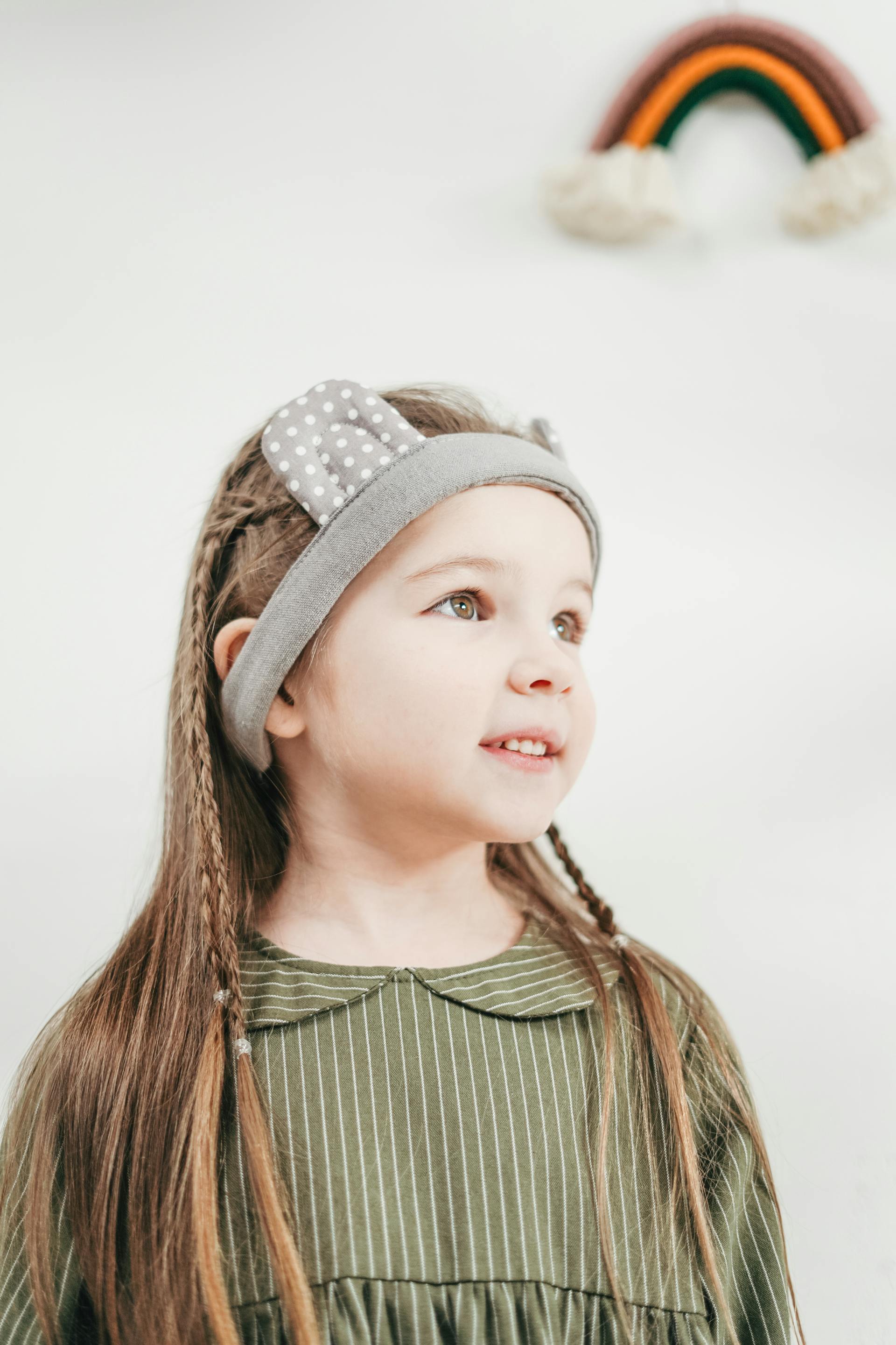 Vista lateral de una niña feliz sonriendo | Fuente: Pexels