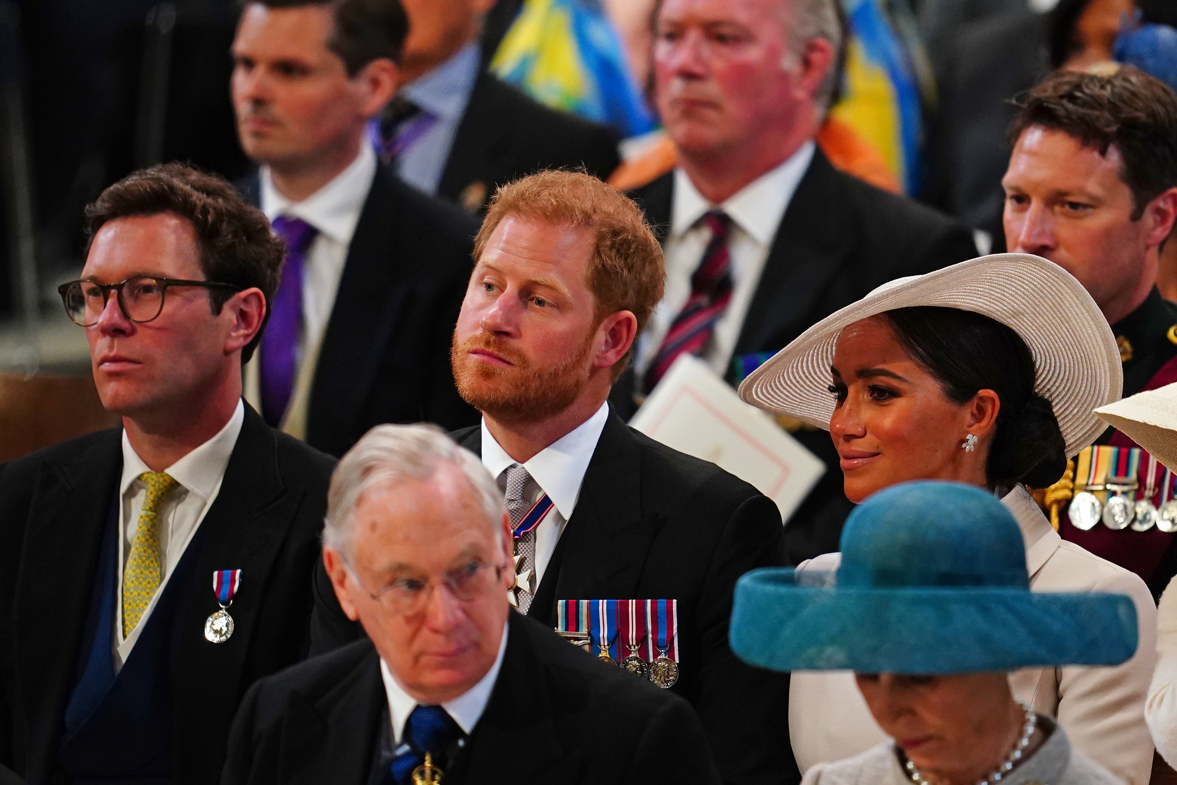 Jack Brooksbank junto a los duques de Sussex en el servicio de Acción de Gracias durante el Jubileo de la Reina, Londres, 3 de junio de 2022. | Foto: Getty Images