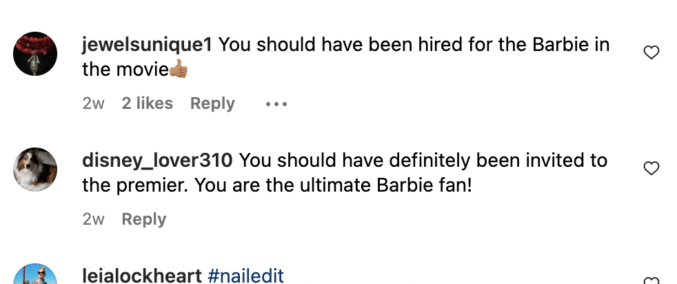 Comentarios de los fans en la foto de Kayla LaVende en Instagram en la que se la ve a ella y a Margot Robbie con el mismo atuendo mientras la estrella pasea por la alfombra en el estreno mundial de "Barbie" el 10 de julio de 2023 | Foto: Instagram/wls_barbie