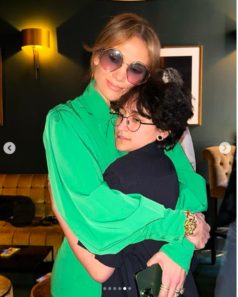 Jennifer Lopez y Emme Muñiz compartiendo un abrazo publicado el 25 de marzo de 2024 | Foto: Instagram/jlo