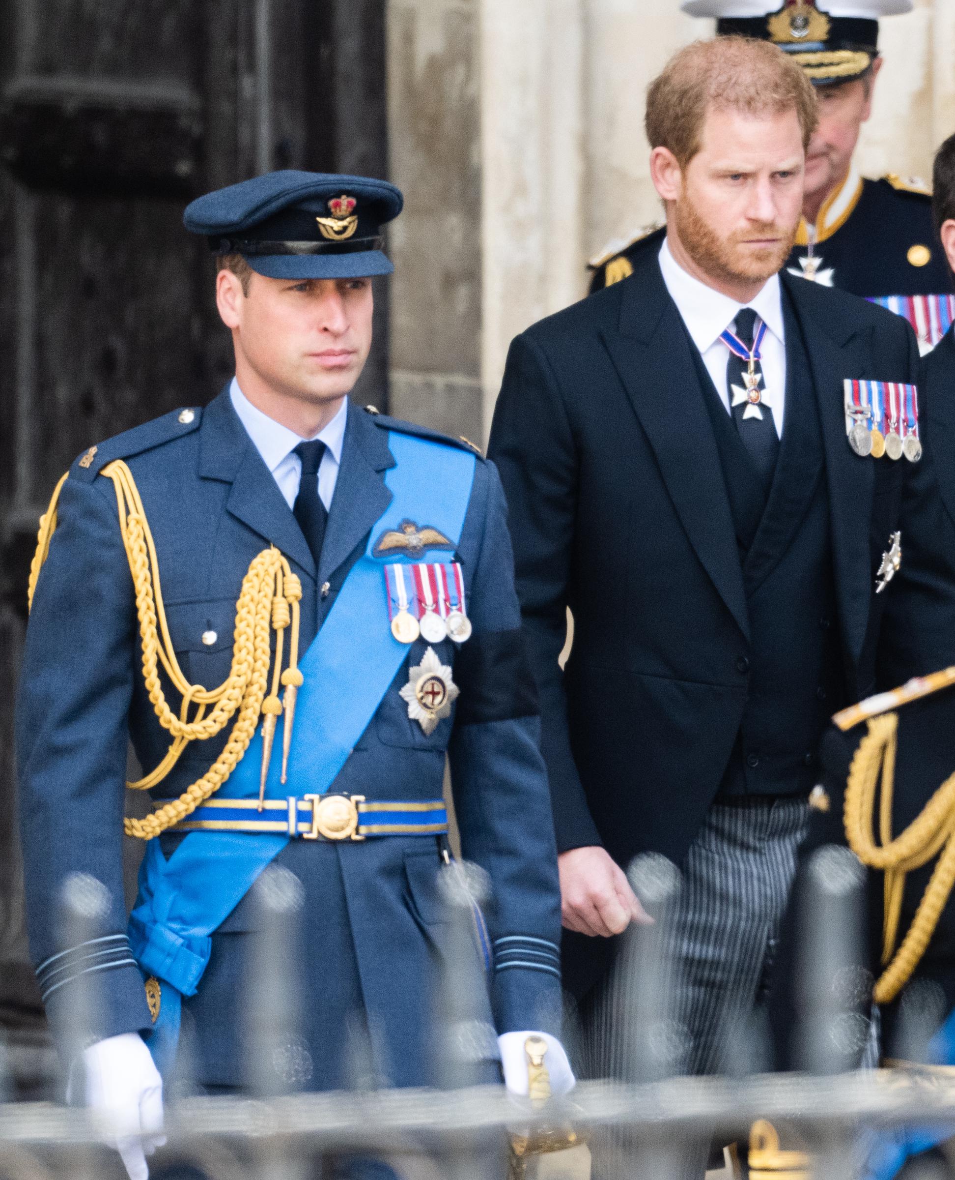 El príncipe William y el príncipe Harry durante el Funeral de Estado de la reina Elizabeth II en la Abadía de Westminster el 19 de septiembre de 2022 en Londres, Inglaterra | Fuente: Getty Images