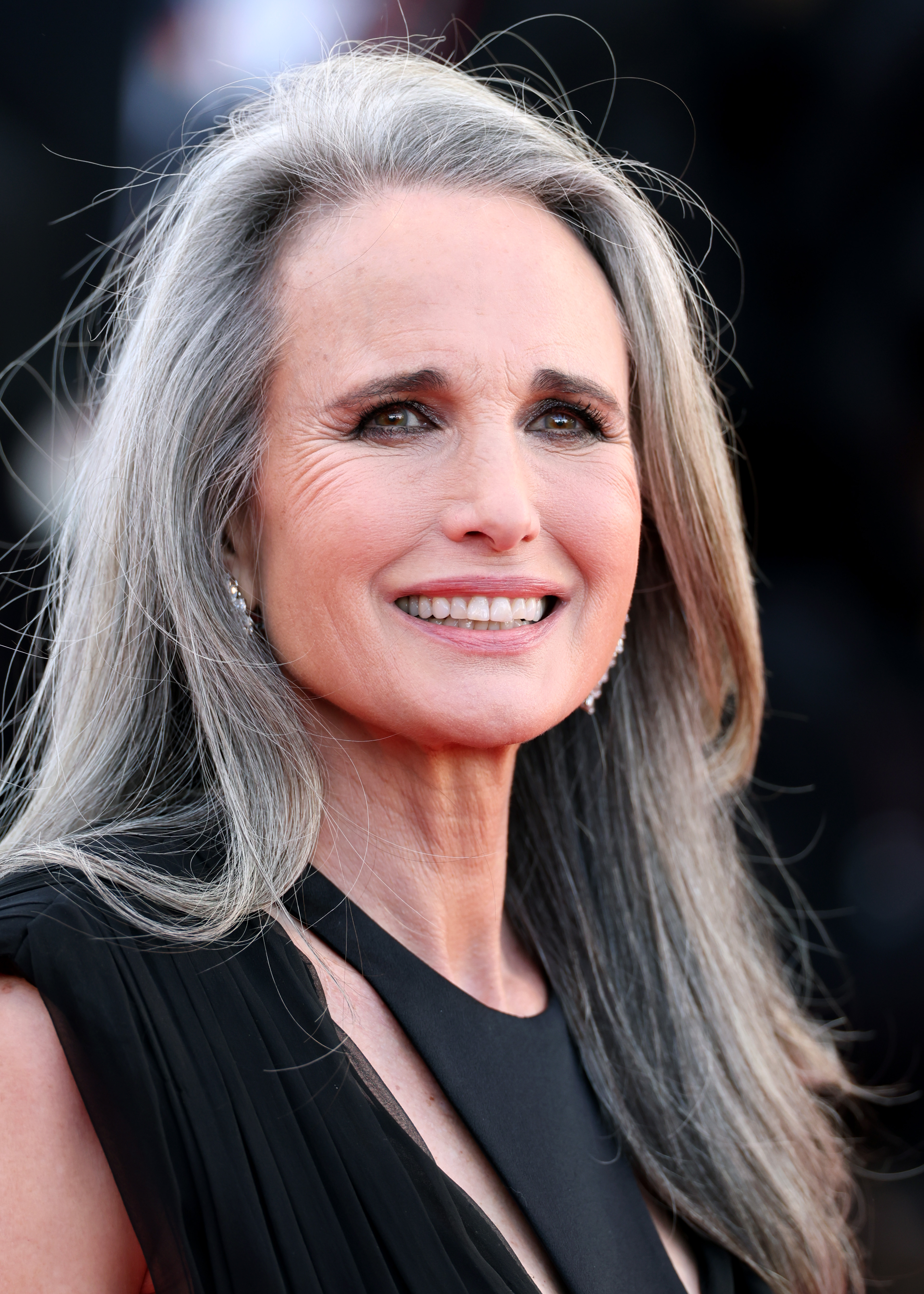 El llamativo pelo canoso de Andie MacDowell se ha convertido en uno de sus rasgos más característicos, y ella mantiene ese tono plateado con acondicionadores morados en lugar de volver a teñirse el pelo con tintes normales. | Fuente: Getty Images