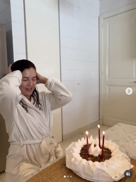 Andrea Frigerio celebrando su cumpleaños desde su cocina junto a su familia | Fuente: Instagram/ andreafrigeriook