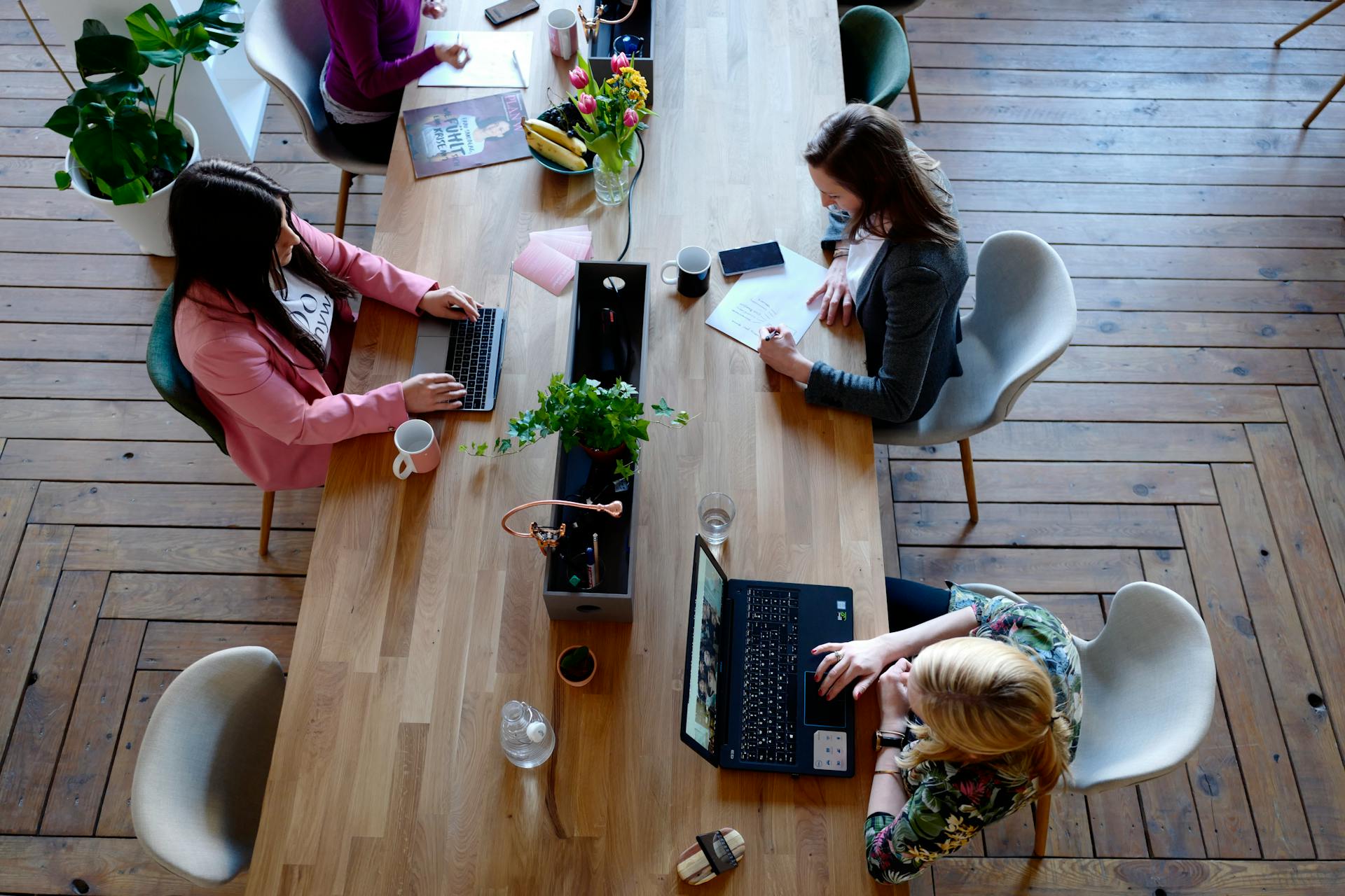 Mujeres trabajando en una oficina | Foto: Pexels