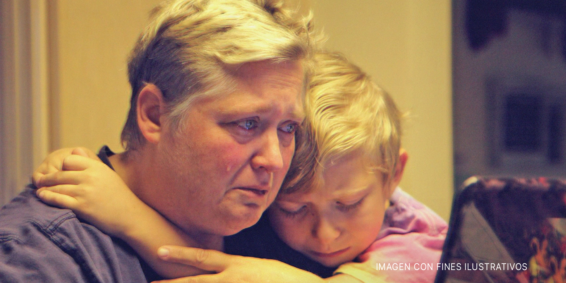 Madre e hijo llorando | Foto: Getty Images