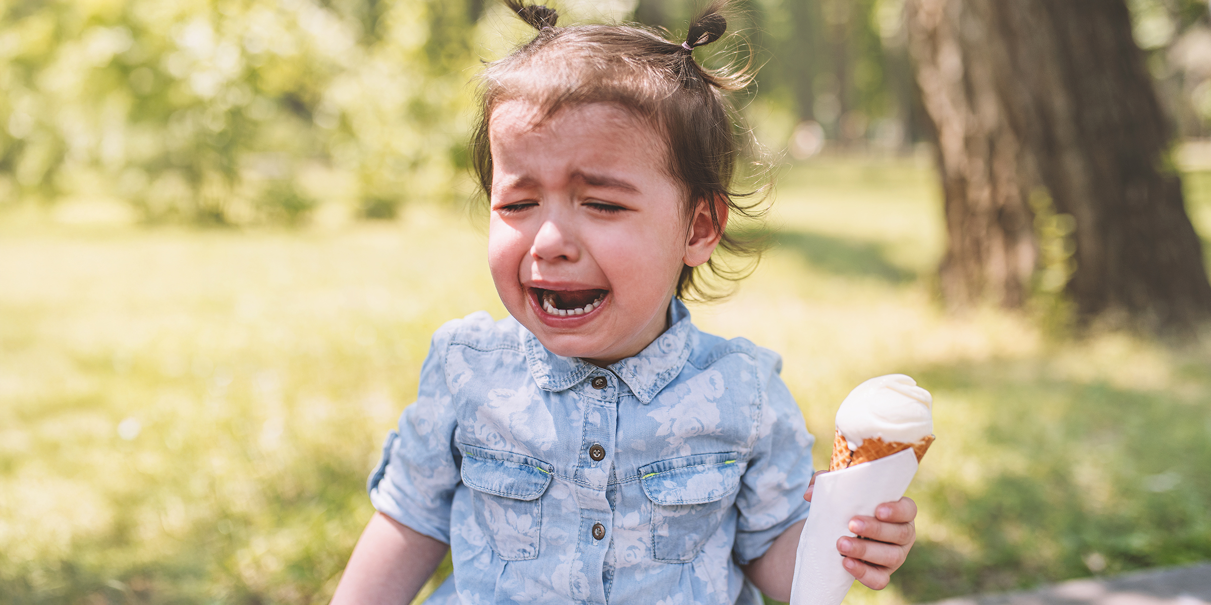 Niña llorando con un helado en la mano | Fuente: Shutterstock