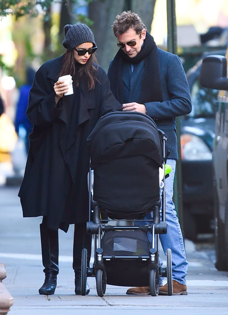 Bradley Cooper e Irina Shayk caminando junto a su hija, octubre 2018. | Foto: Getty Images
