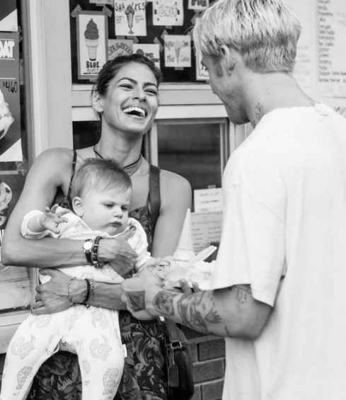 Ryan Gosling y Eva Mendes con su hija | Fuente: Instagram.com/Evamendes