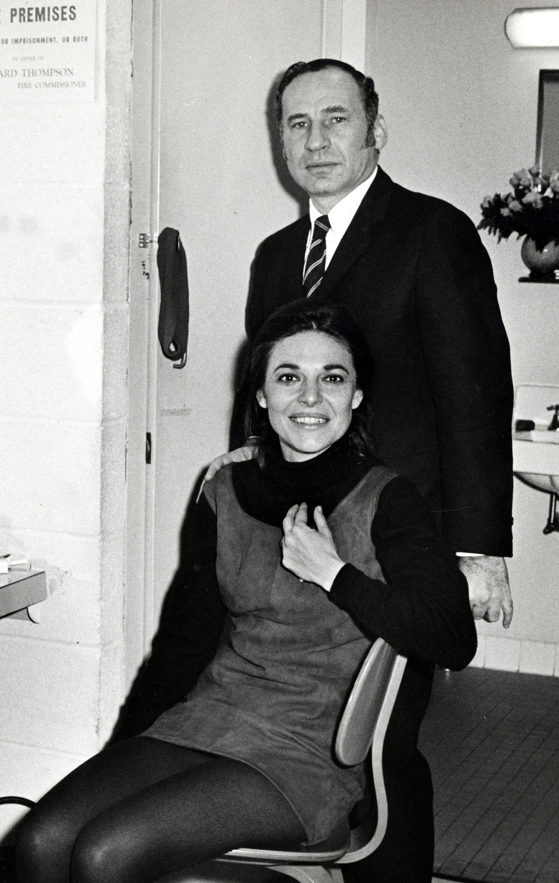 Anne Bancroft y Mel Brooks durante el estreno de "The Little Foxes" el 16 de diciembre de 1967, en la Ciudad de Nueva York. | Fuente: Getty Images