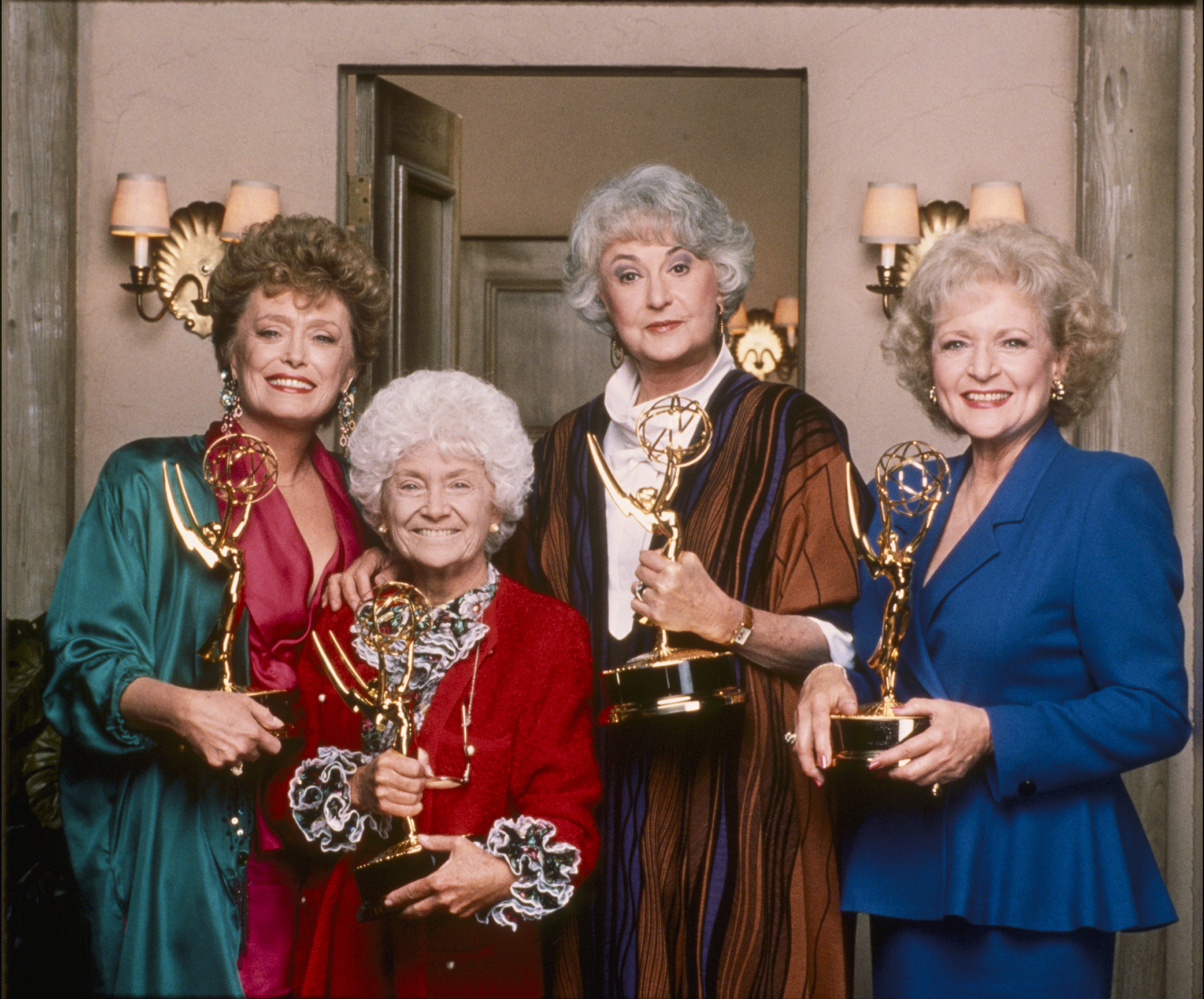 Rue McClanahan, Estelle Getty, Bea Arthur y Betty White con sus respectivos Premios Emmy. | Foto: Getty Images