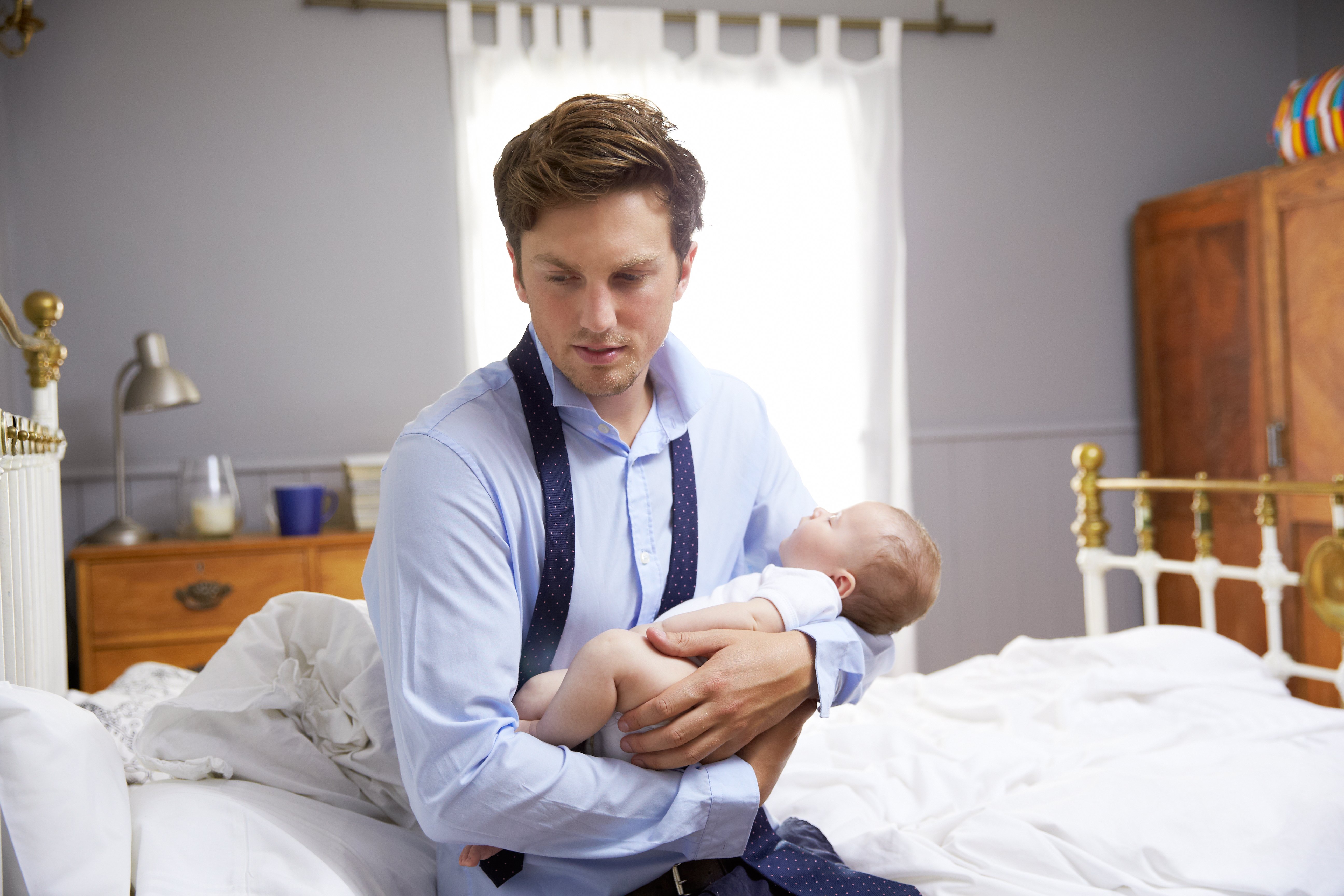 Hombre decepcionado sosteniendo bebé. | Foto: Shutterstock