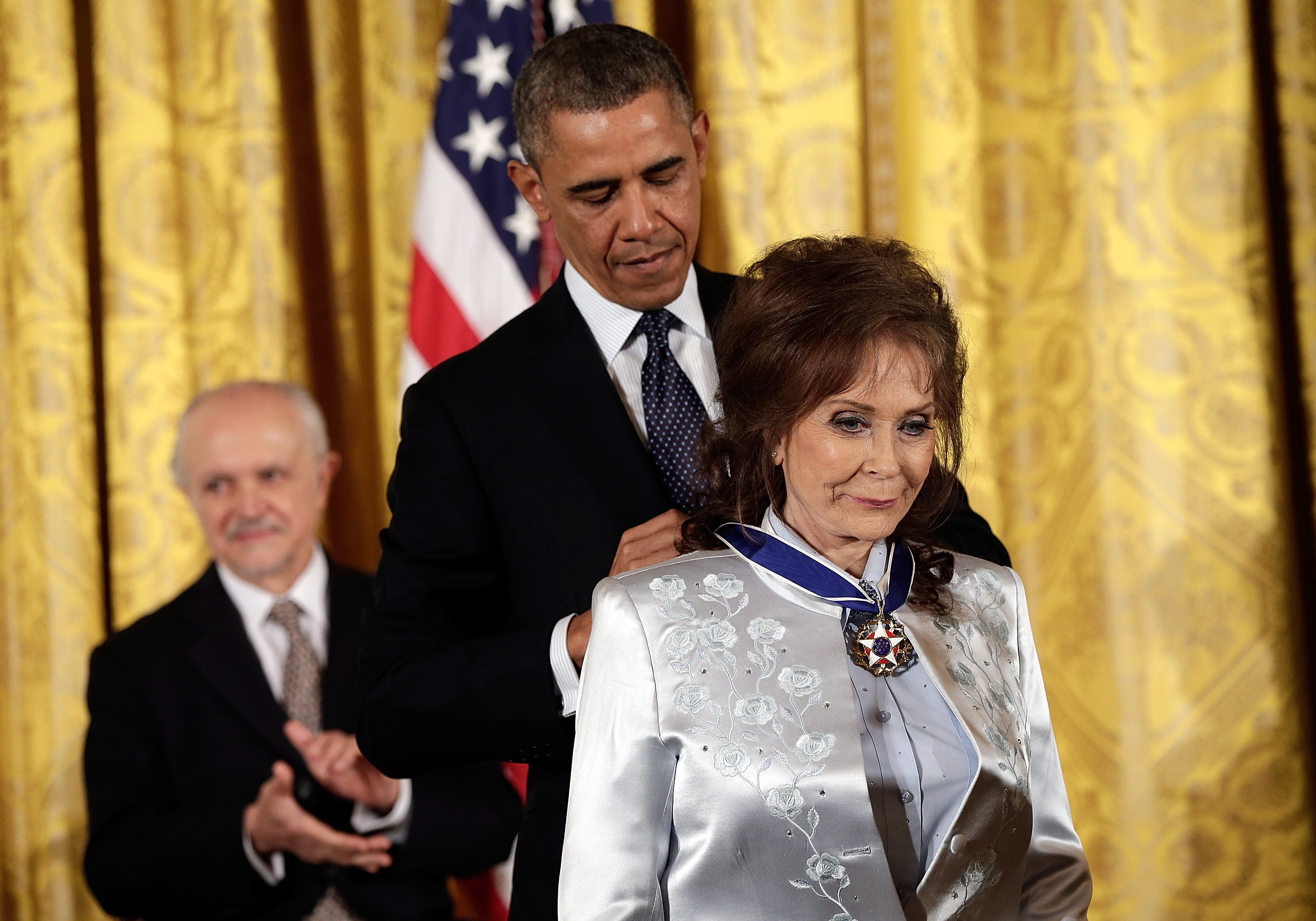 Barack Obama entrega la Medalla Presidencial de la Libertad a Loretta Lynn en la Sala Este de la Casa Blanca en Washington, DC, el 20 de noviembre de 2013 | Foto: Getty Images