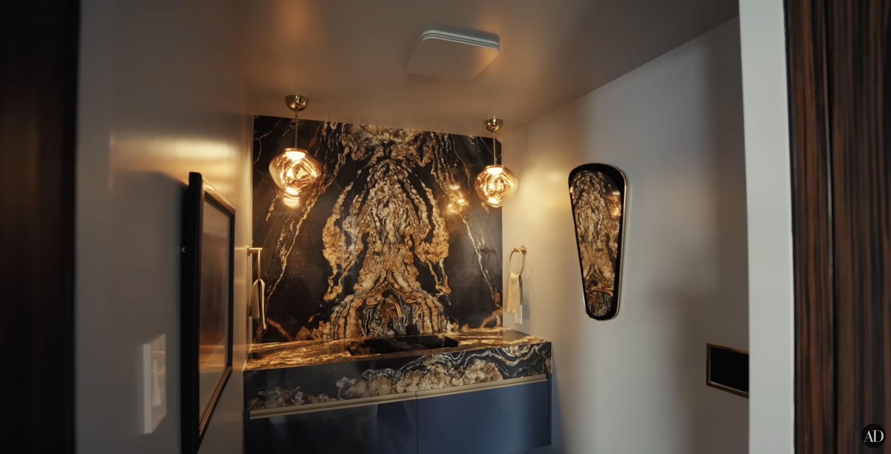 El baño de invitados de Christopher Meloni | Fuente: YouTube/Architectural Digest