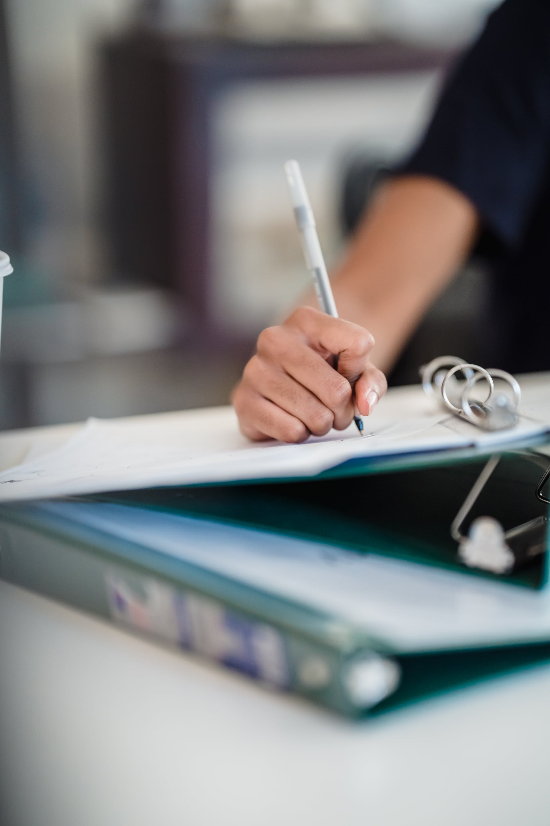 Una mujer escribiendo en un papel | Fuente: Pexels