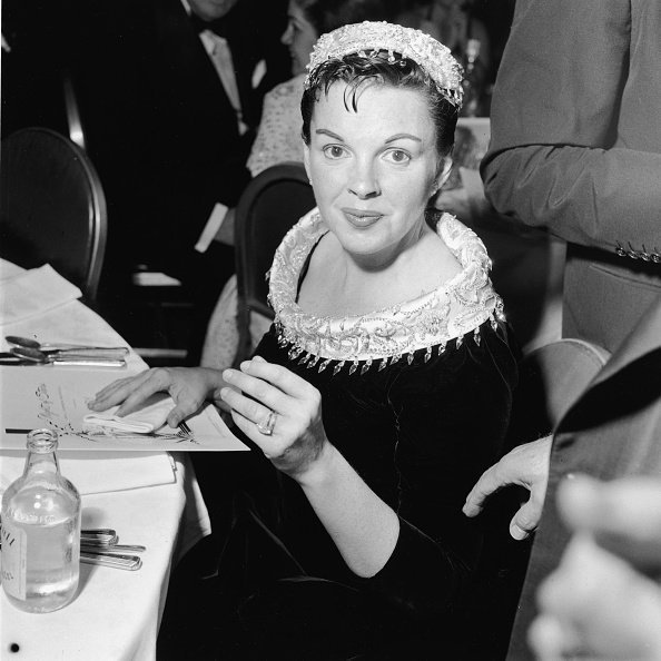 Judy Garland en el estreno de la película "A Star Is Born", dirigida por George Cukor, 1954. | Imagen: Getty Images