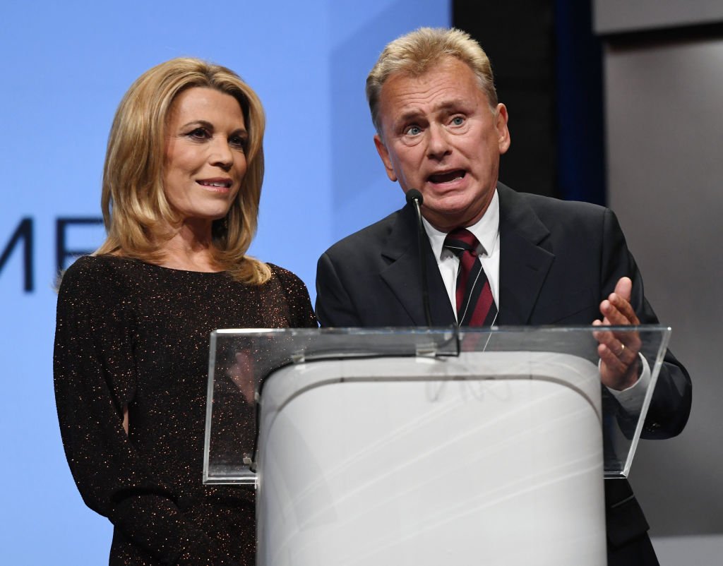 Vanna White y Pat Sajak hablan mientras son incluidos en el Salón de la Fama de la Radiodifusión de la Asociación Nacional de Radiodifusores durante el Premio NAB en la Cena de Radiodifusión en el Encore Las Vegas. | Foto: Getty Images