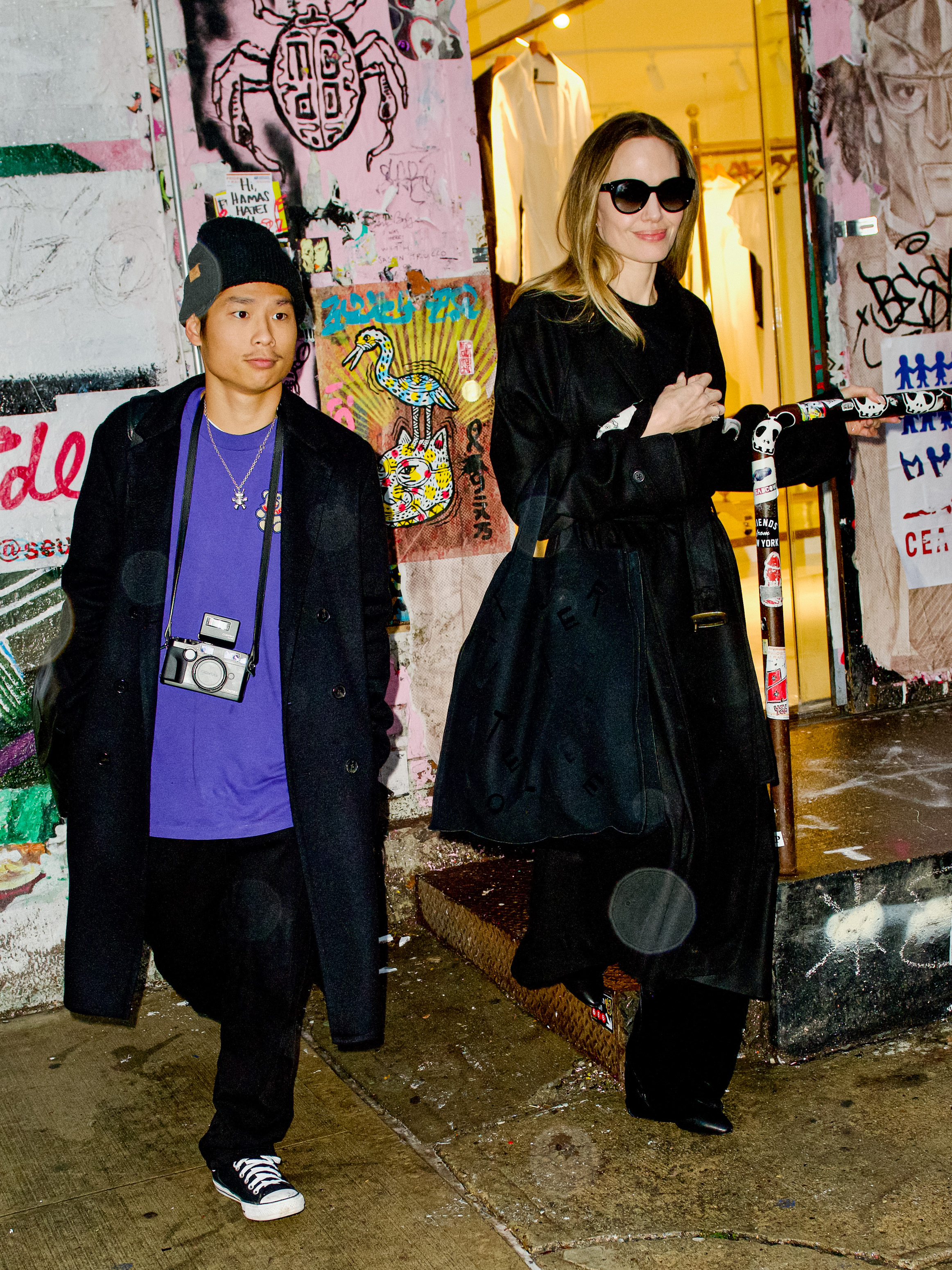 Pax Jolie-Pitt y Angelina Jolie vistos el 28 de diciembre de 2023, en Nueva York. | Fuente: Getty Images
