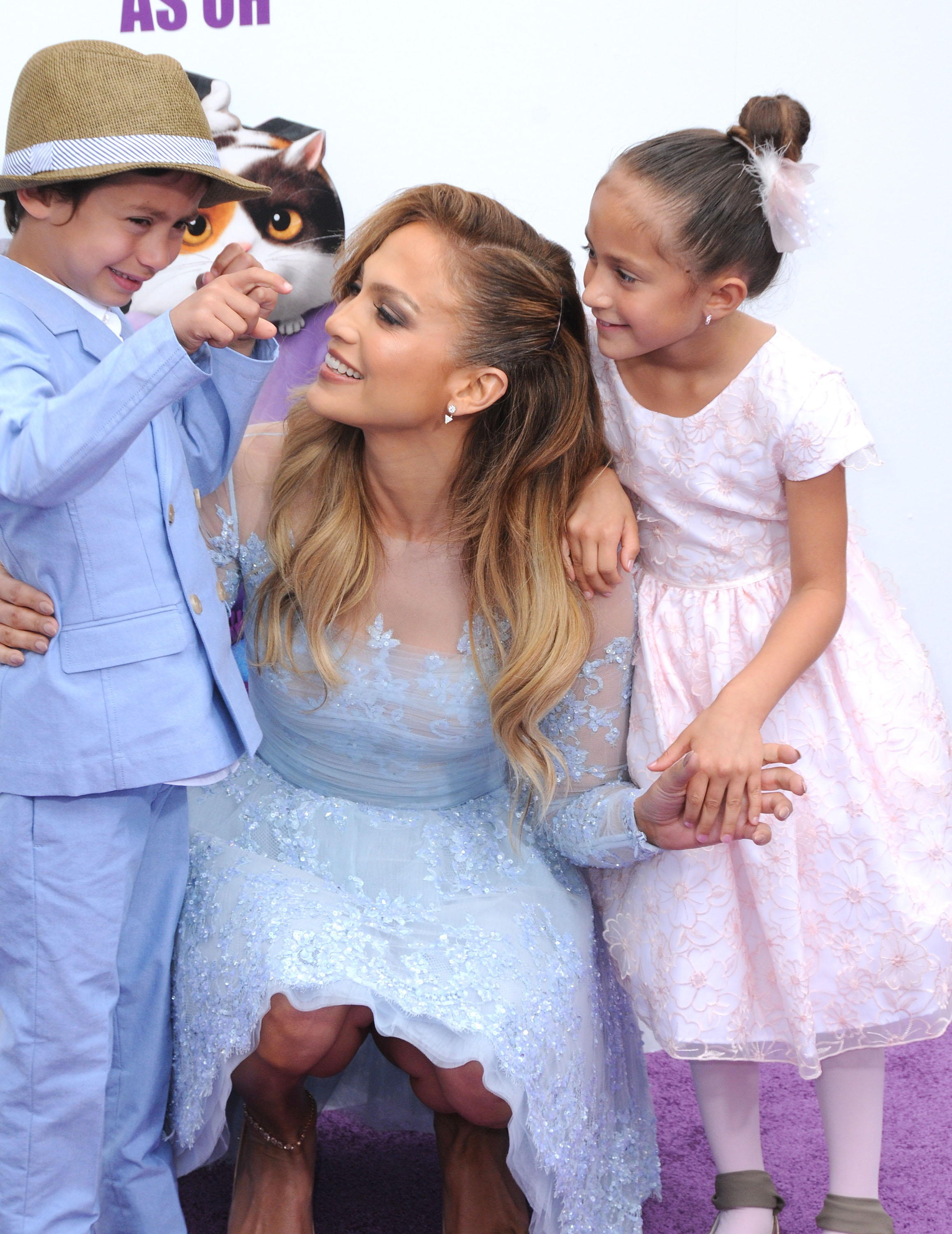 Jennifer Lopez, acompañada por su hijo Maximillian David Muniz y su hija Emme Maribel Muniz, en el estreno de "Home", de Twentieth Century Fox y Dreamworks Animation, el 22 de marzo de 2015, en Westwood, California | Foto: Getty Images