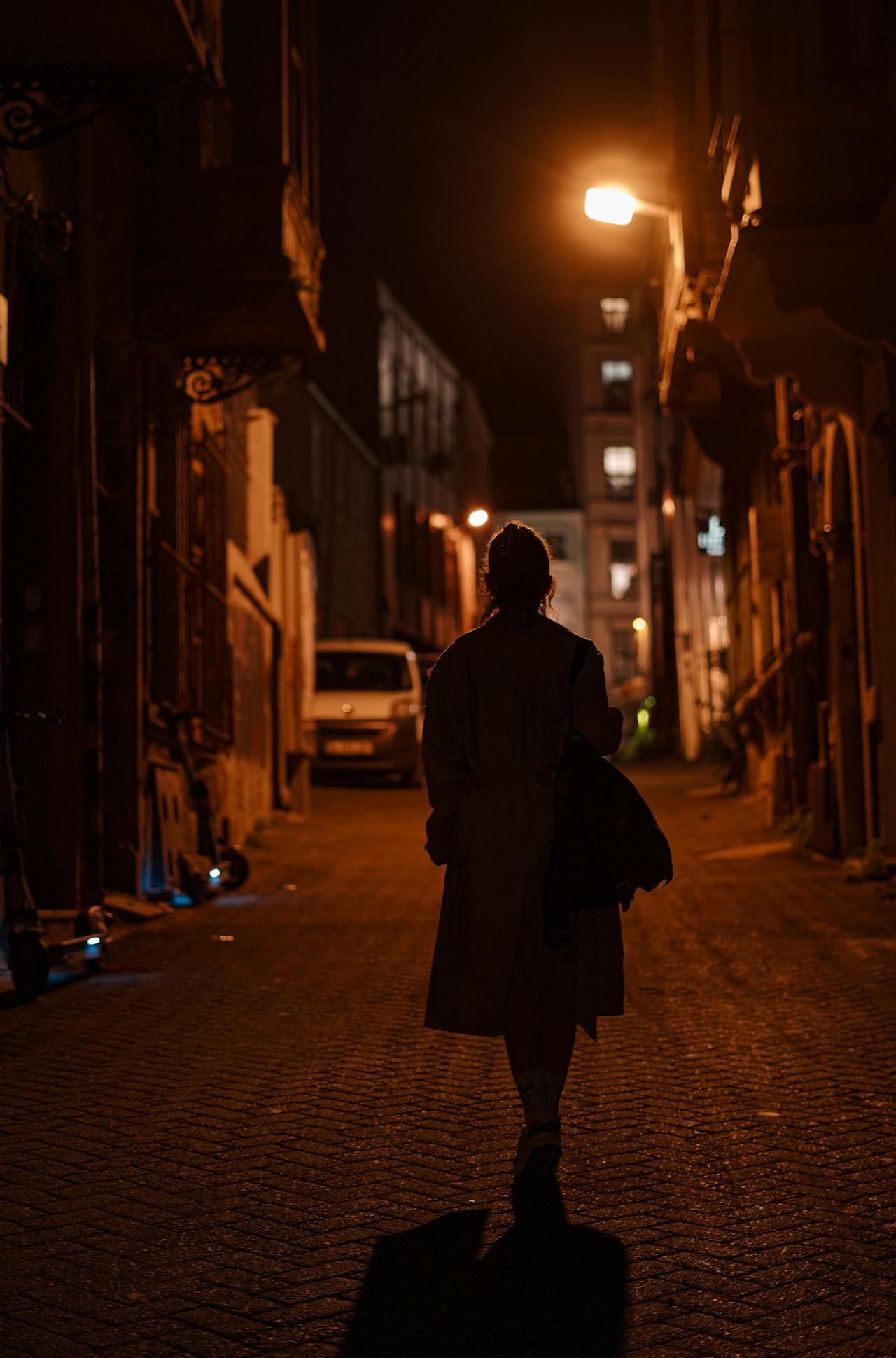 Una mujer caminando por la calle | Fuente: Pexels