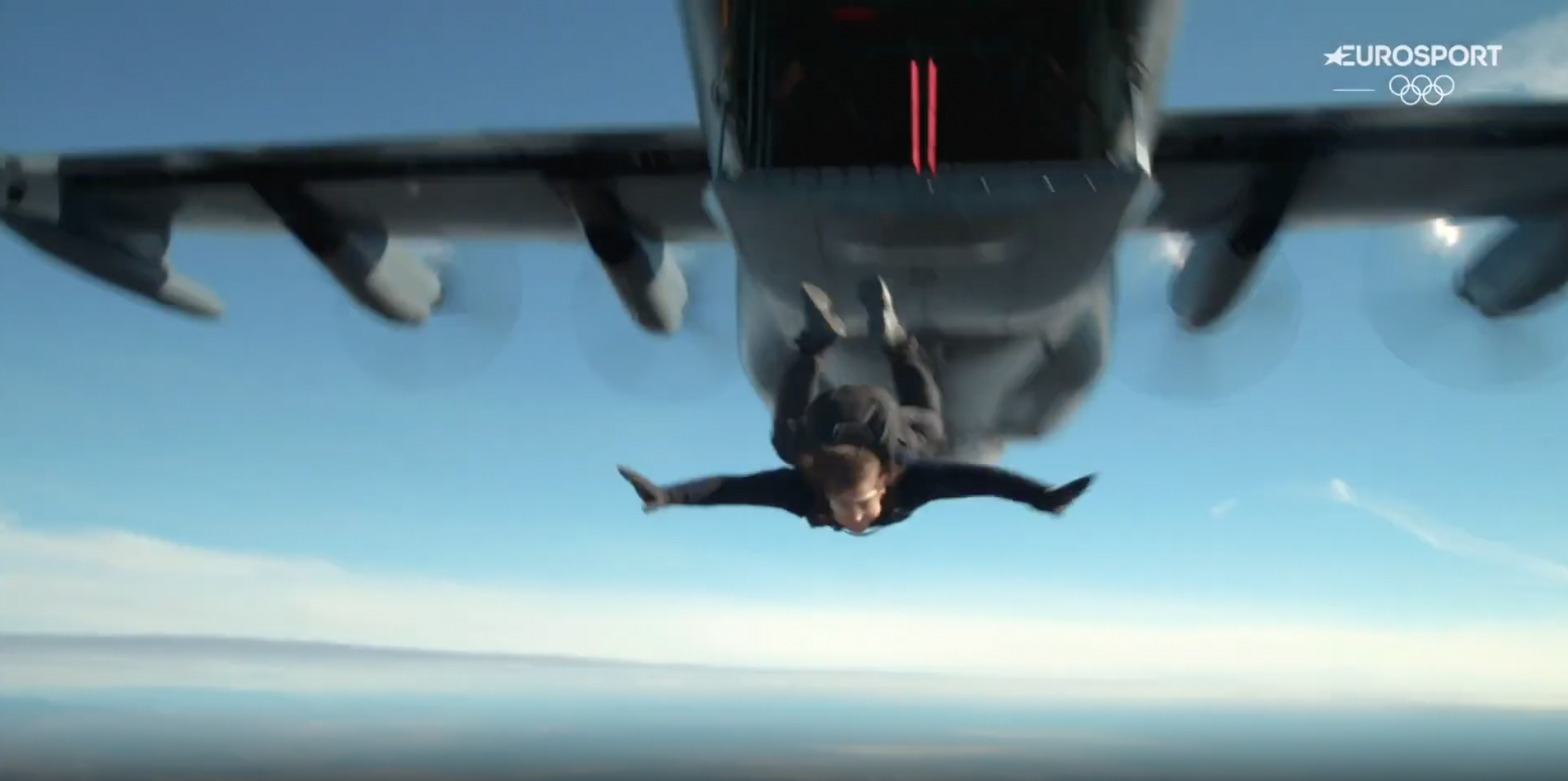 Tom Cruise haciendo paracaidismo con la bandera olímpica, publicado el 12 de agosto de 2024 | Fuente: YouTube/Eurosport