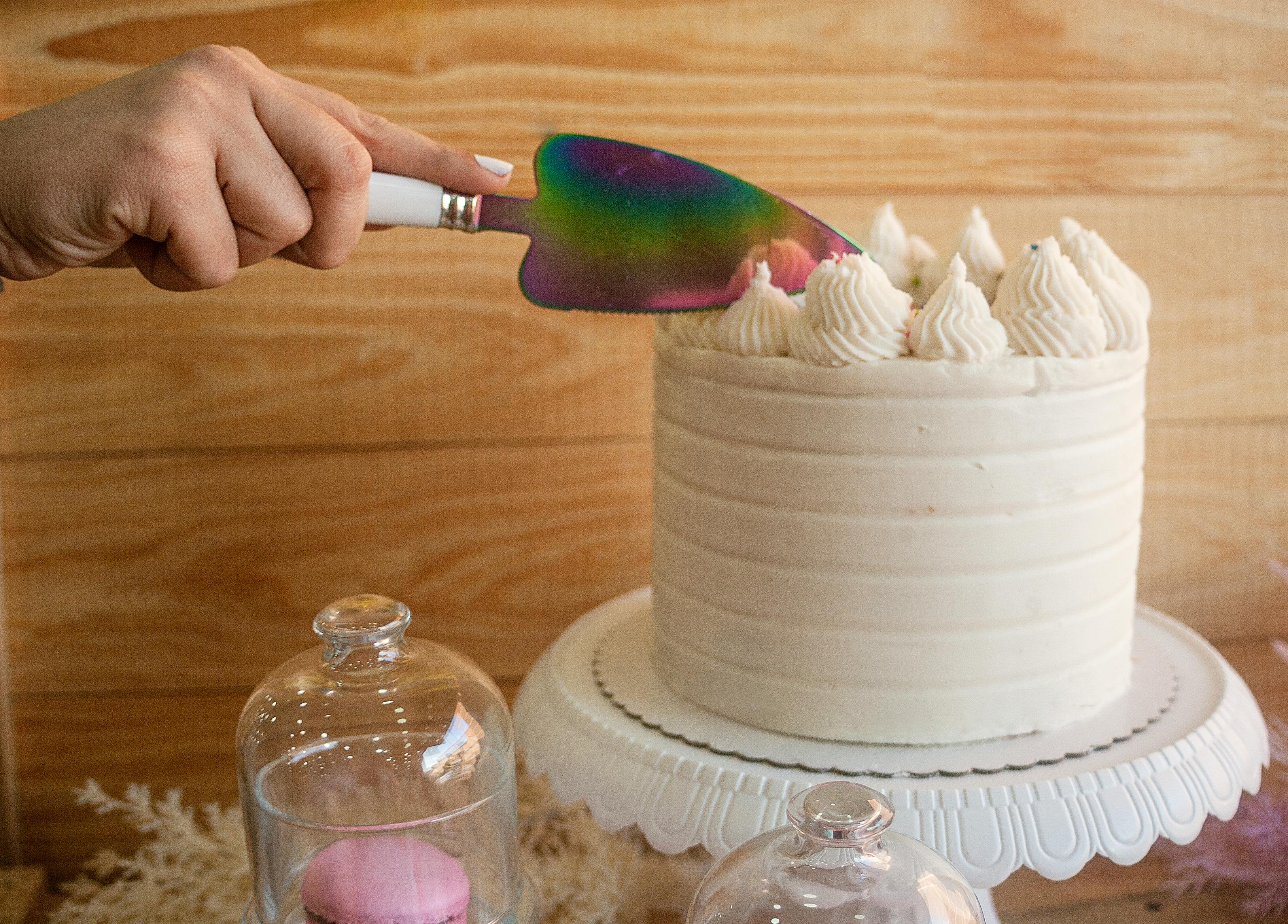 Una mujer cortando un Pastel | Fuente: Pexels