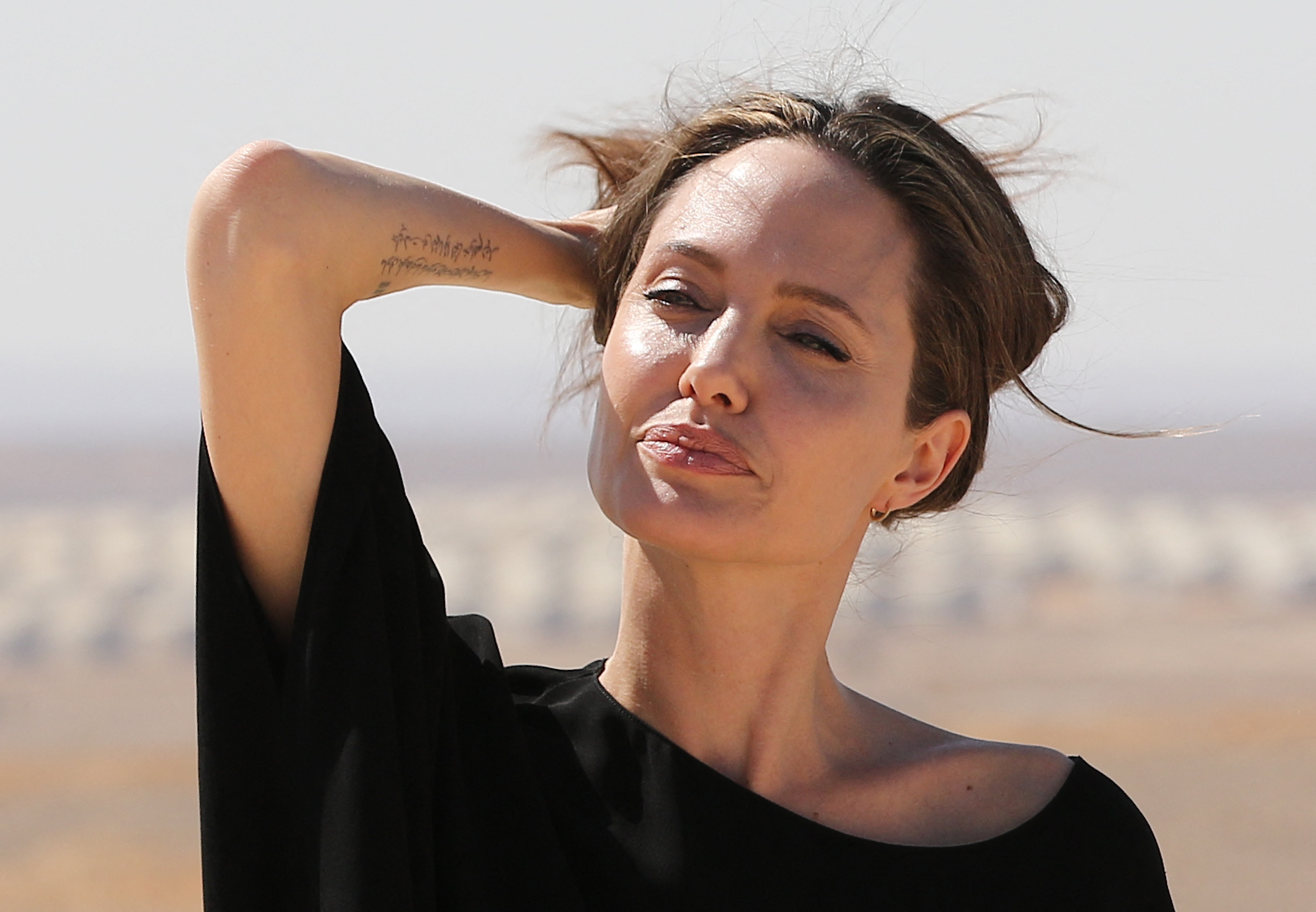 Angelina Jolie gesticula durante una visita a un campo de refugiados sirios en Azraq, en el norte de Jordania, el 9 de septiembre de 2016 | Fuente: Getty Images