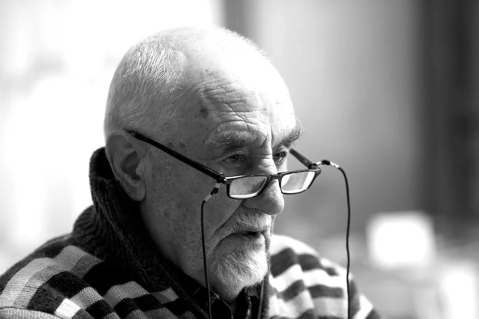 Anciano pensativo usando gafas de lectura. | Foto: Pixabay