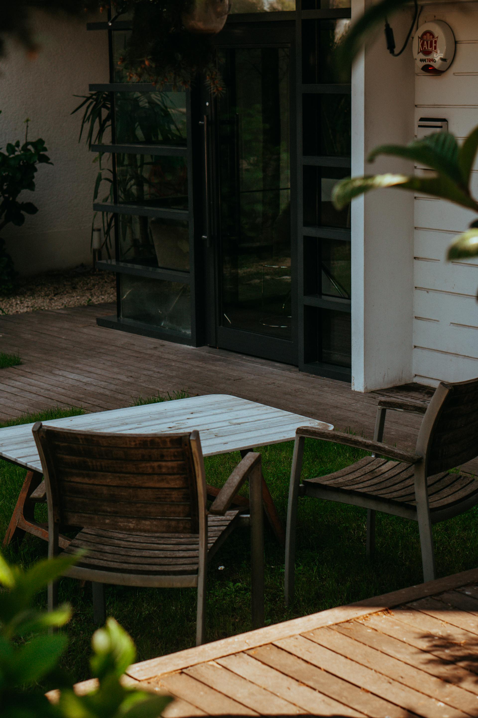 Muebles en un patio trasero | Fuente: Pexels