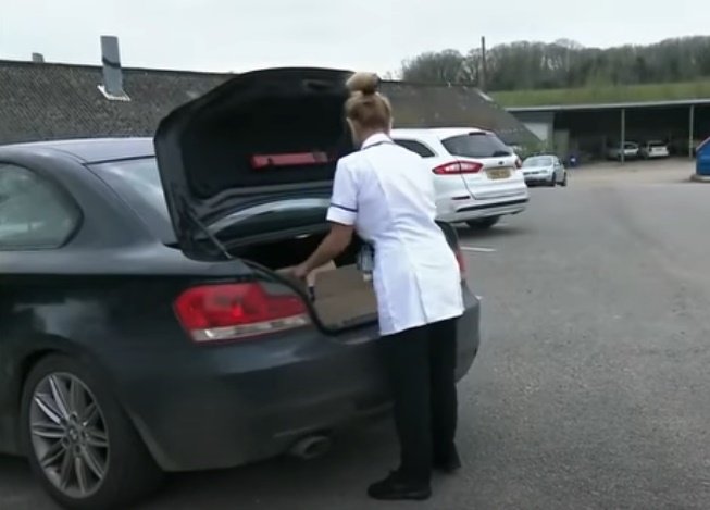 Amy Hall guarda la compra en el maletero de su automóvil. | Foto: YouTube/ITV News 