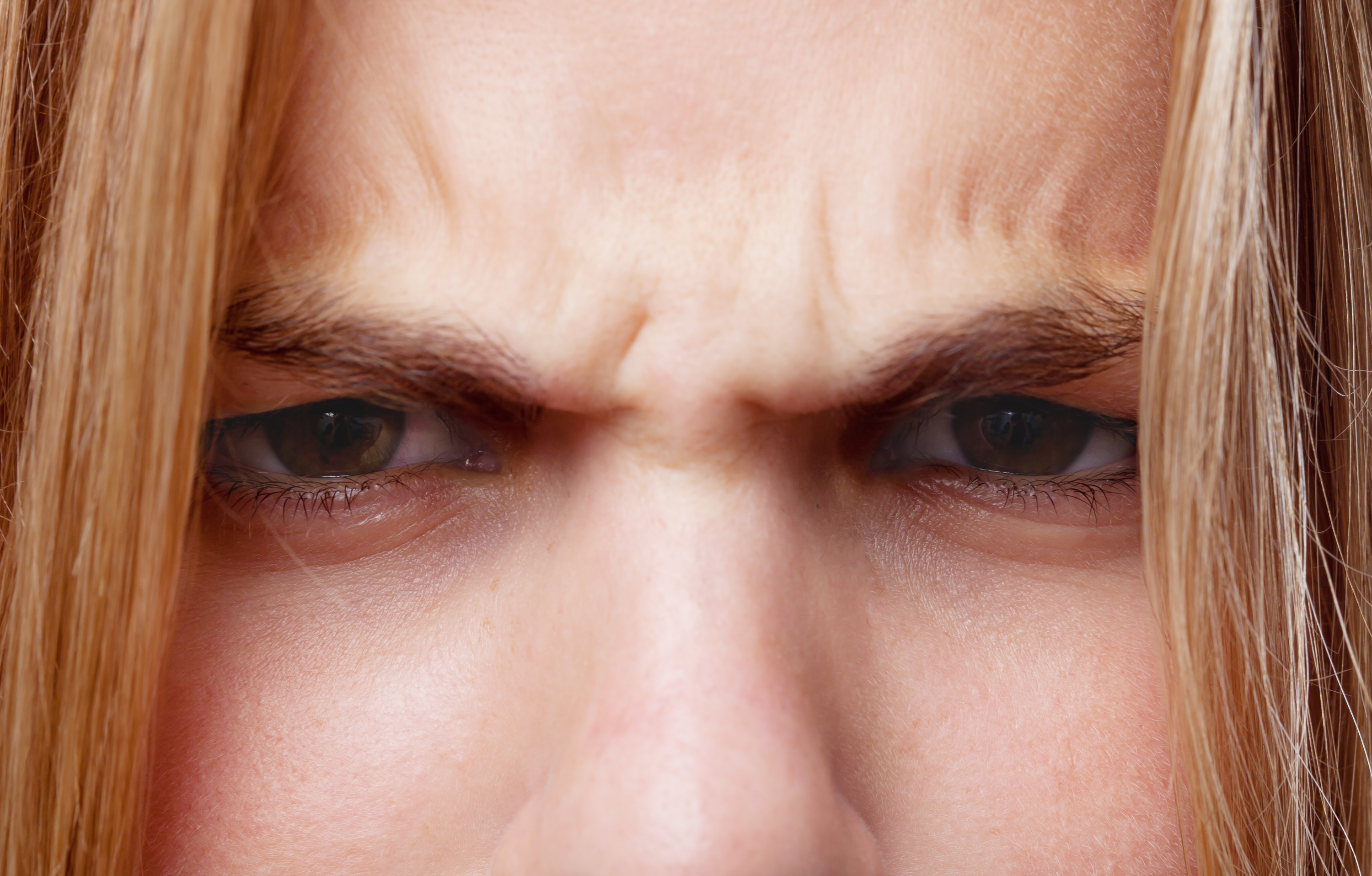 Primer plano de los ojos de una mujer enfadada | Fuente: Shutterstock
