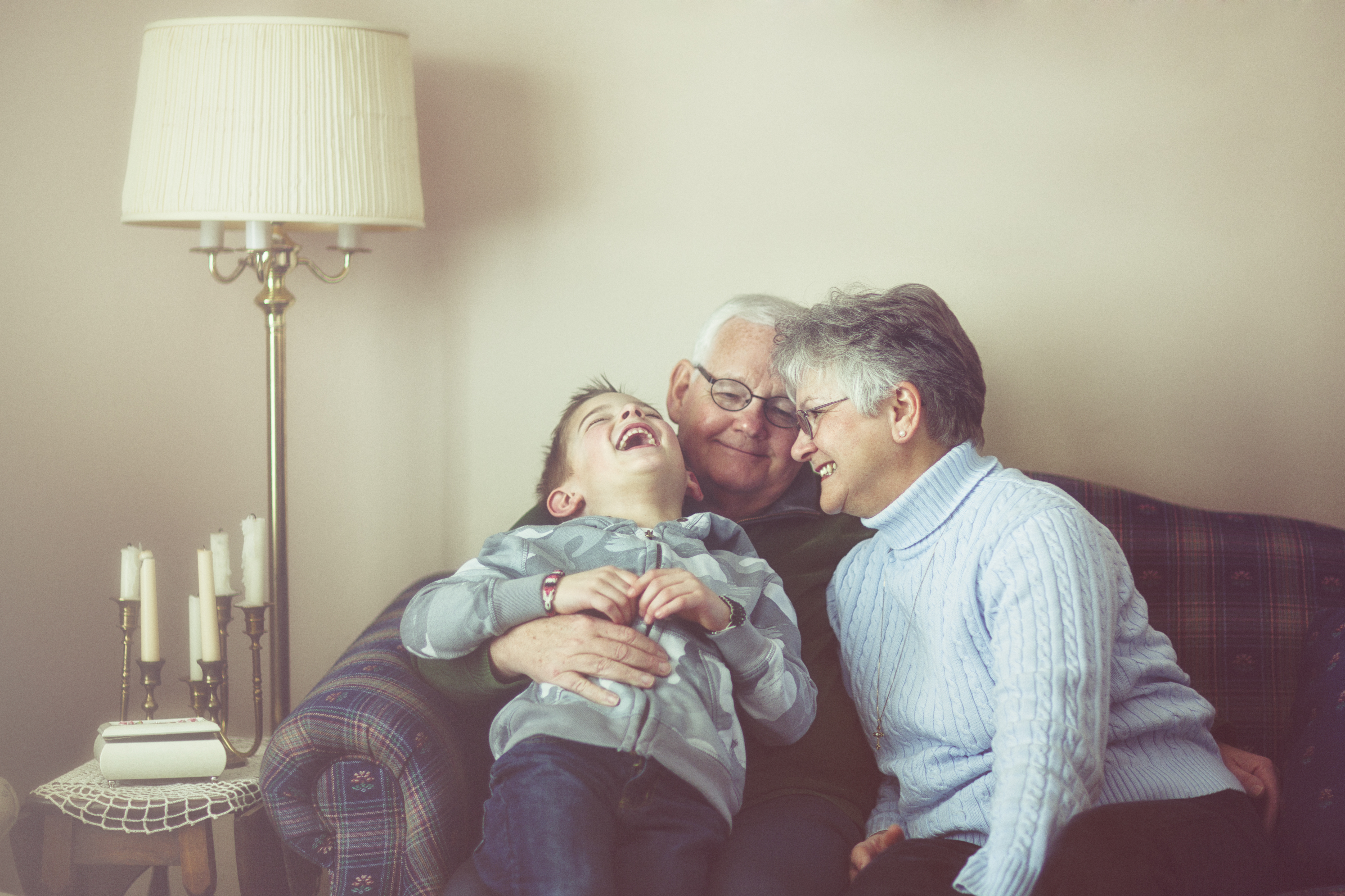 Abuelos jugando con su nieto | Foto: Getty Images