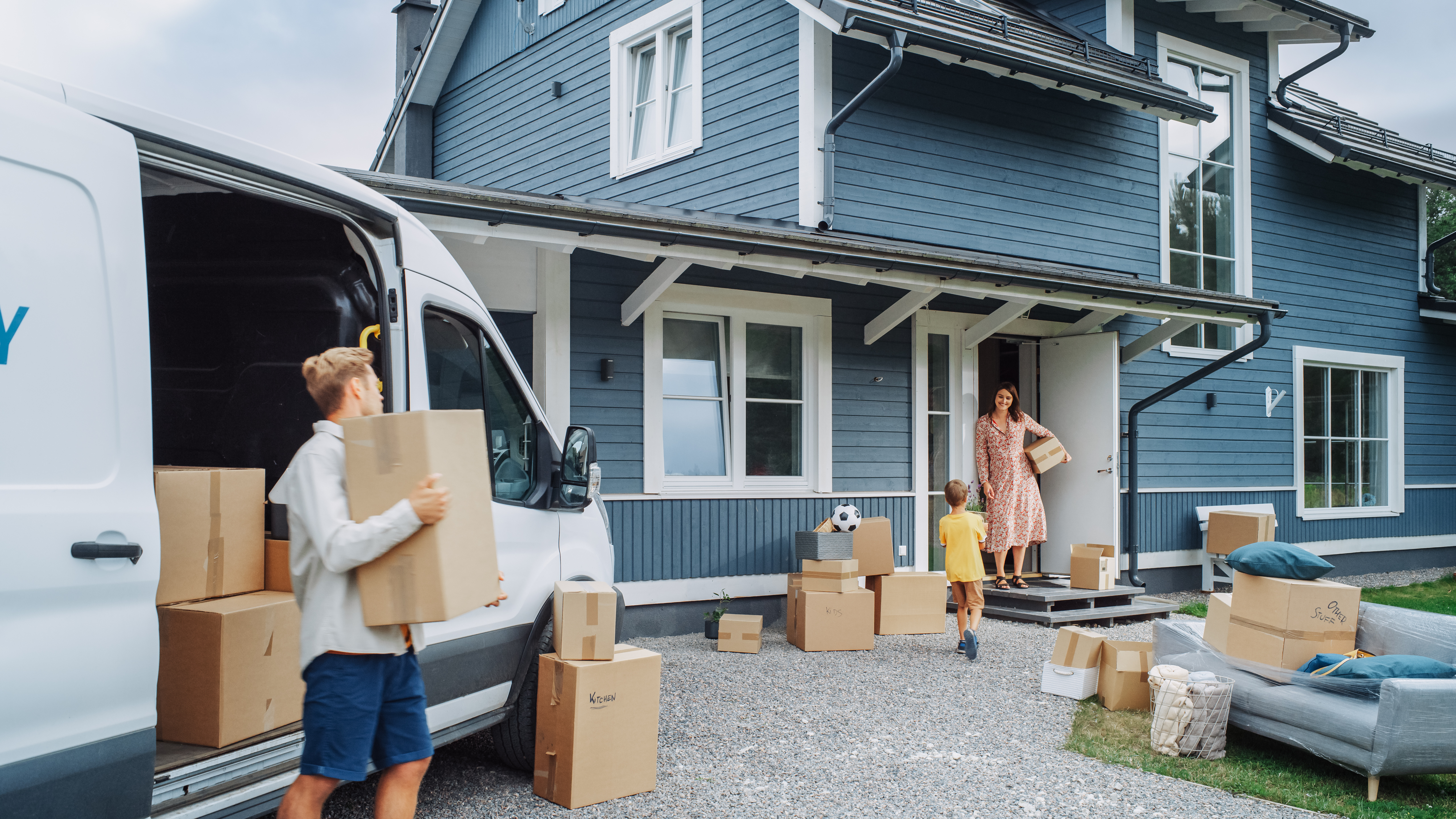 Una familia mudándose a una casa nueva | Foto: Getty Images