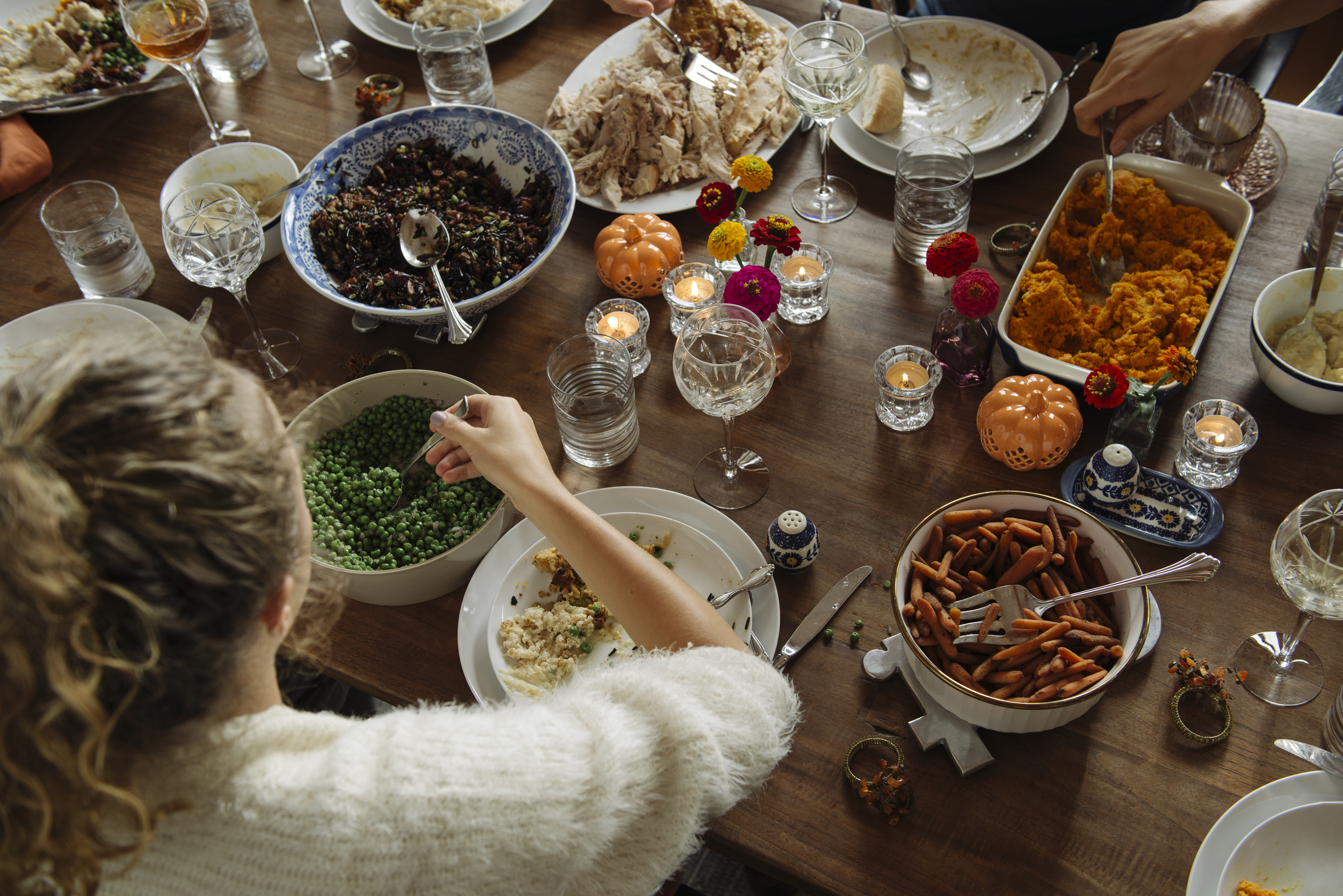 Primer plano de una joven cenando con su familia | Fuente: Getty Images