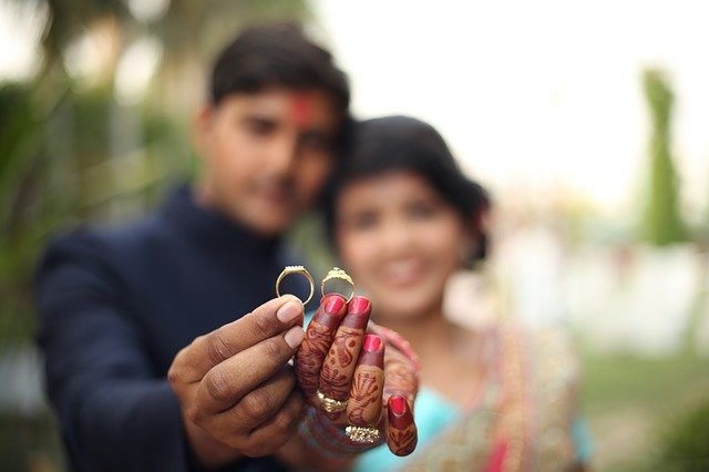 Pareja de novios muestra sus anillos en la India. | Foto: Pixabay