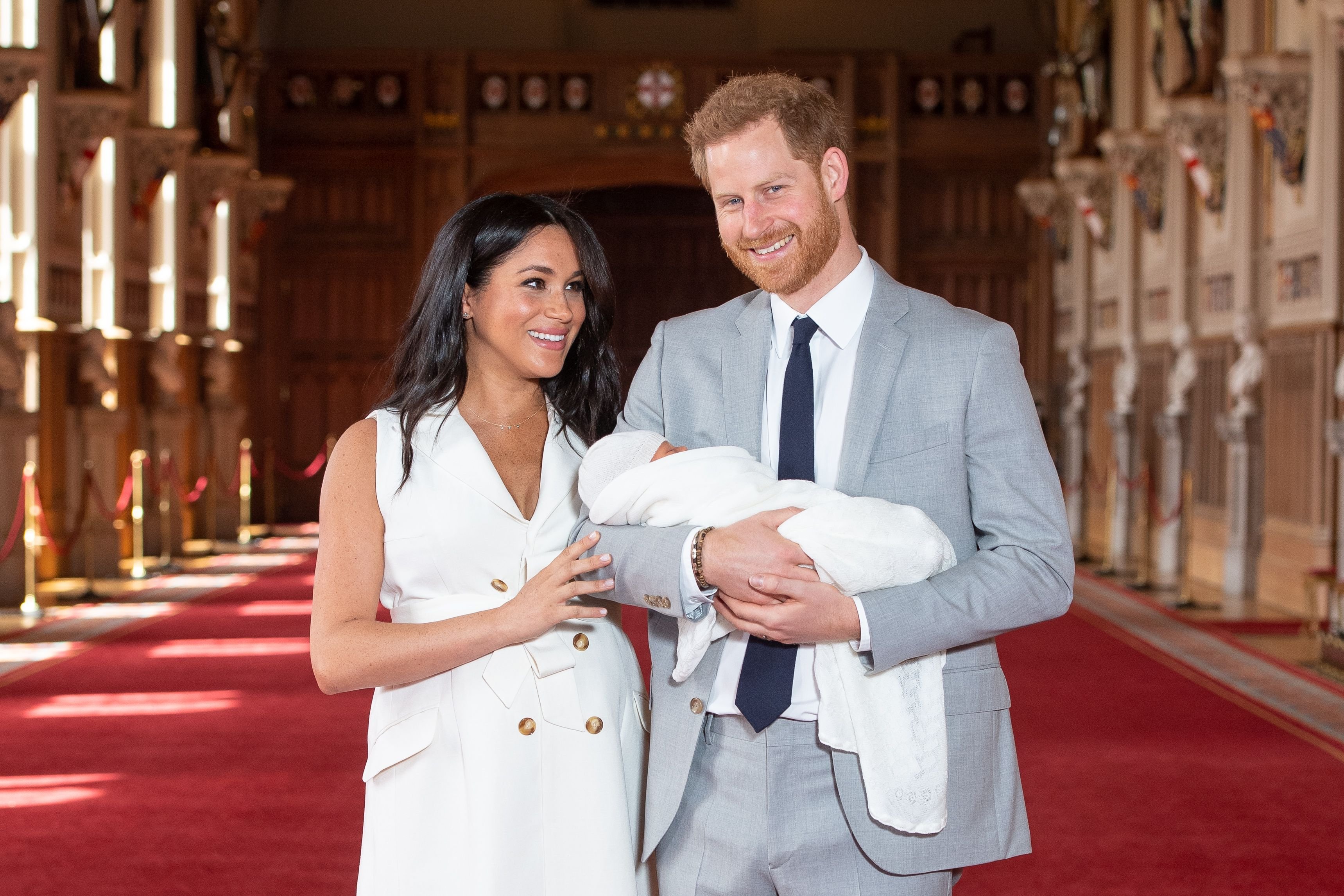 Meghan Markle, el príncipe Harry y su hijo Archie en el Castillo de Windsor, el 8 de mayo de 2019 en Windsor, Inglaterra. | Foto: Getty Images