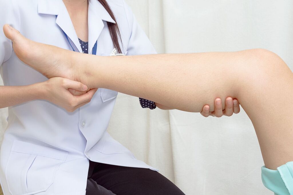 Doctora sosteniendo pierna / Imagen tomada de: Shutterstock