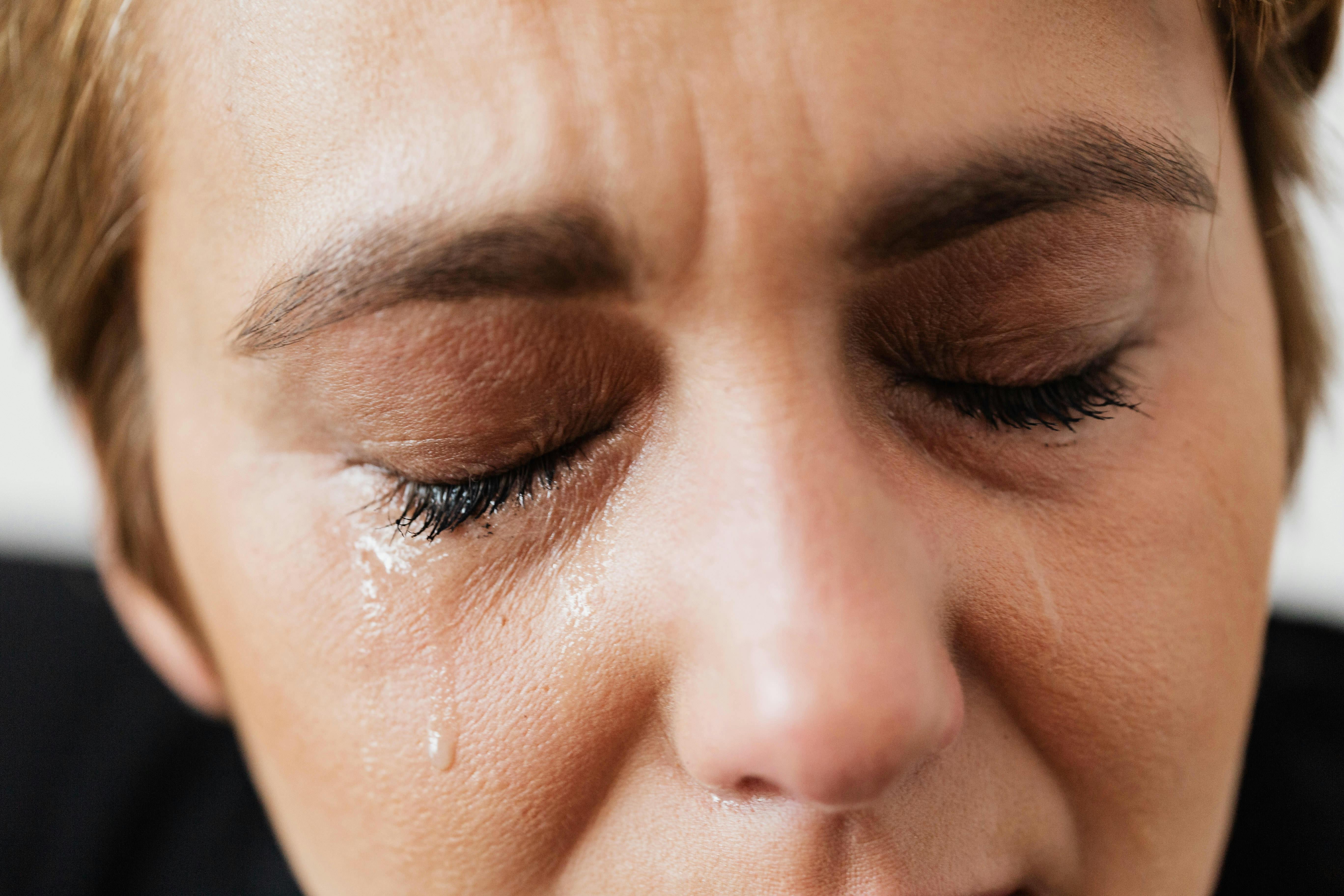 Primer plano de una mujer llorando