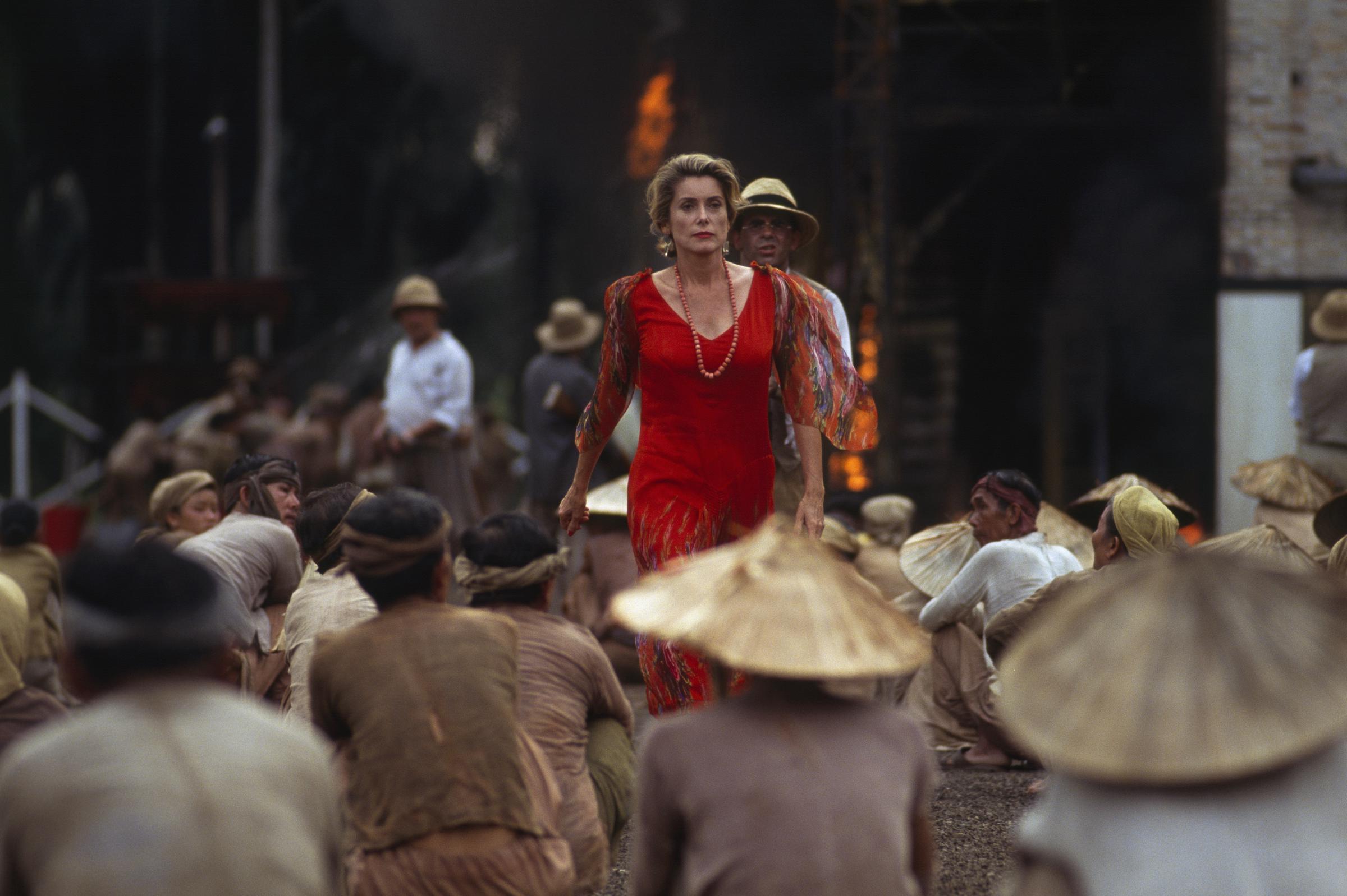 Catherine Deneuve en el plató de "Indochine", hacia 1990. | Fuente: Getty Images