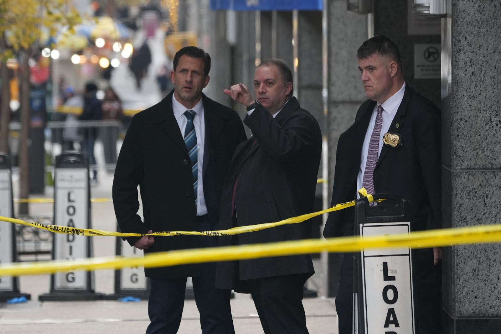 Agentes de policía en el lugar del tiroteo mortal de Brian Thompson en el hotel New York Hilton Midtown el 4 de diciembre de 2024 | Fuente: Getty Images