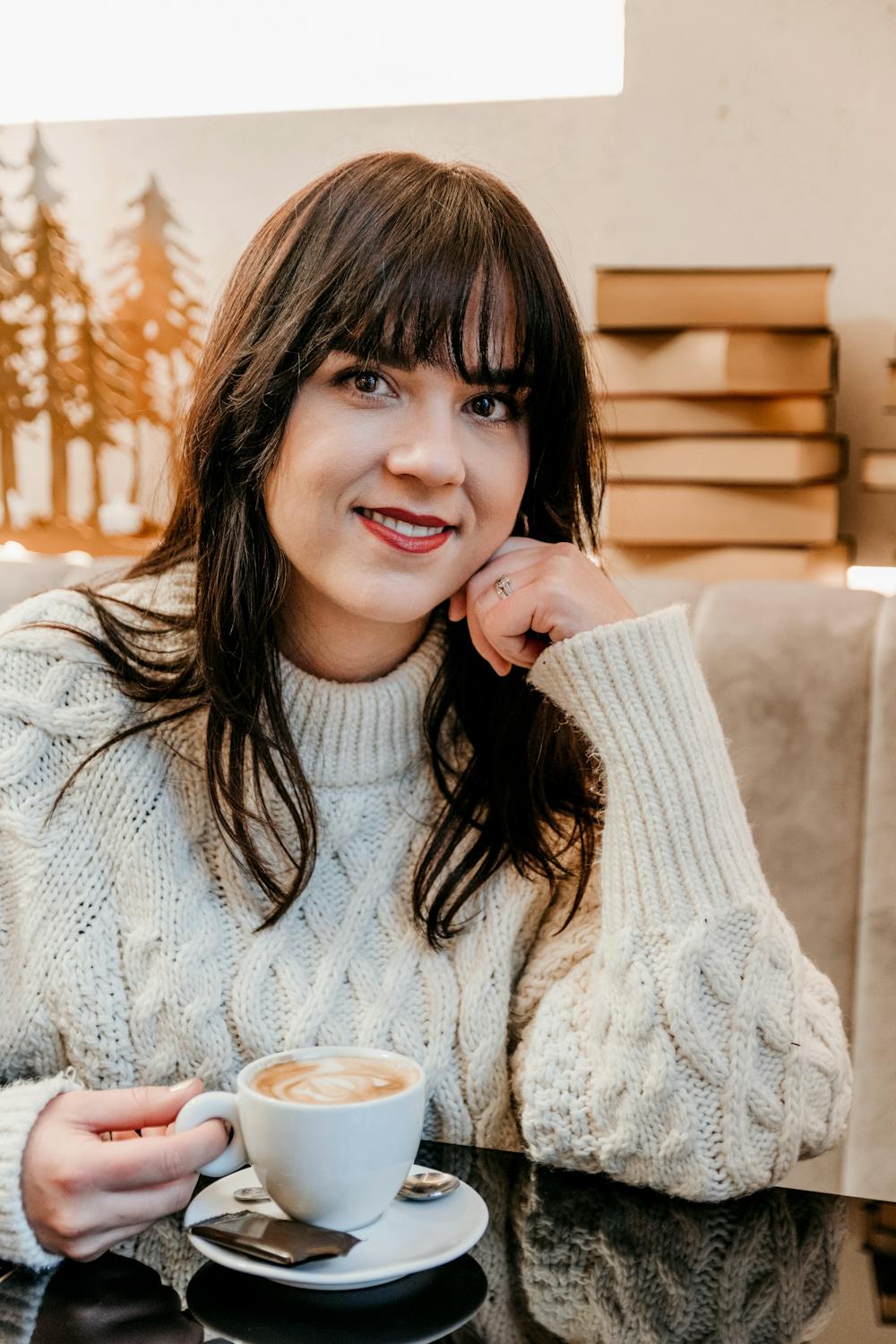 Una mujer tomando café en una cafetería | Fuente: Pexels