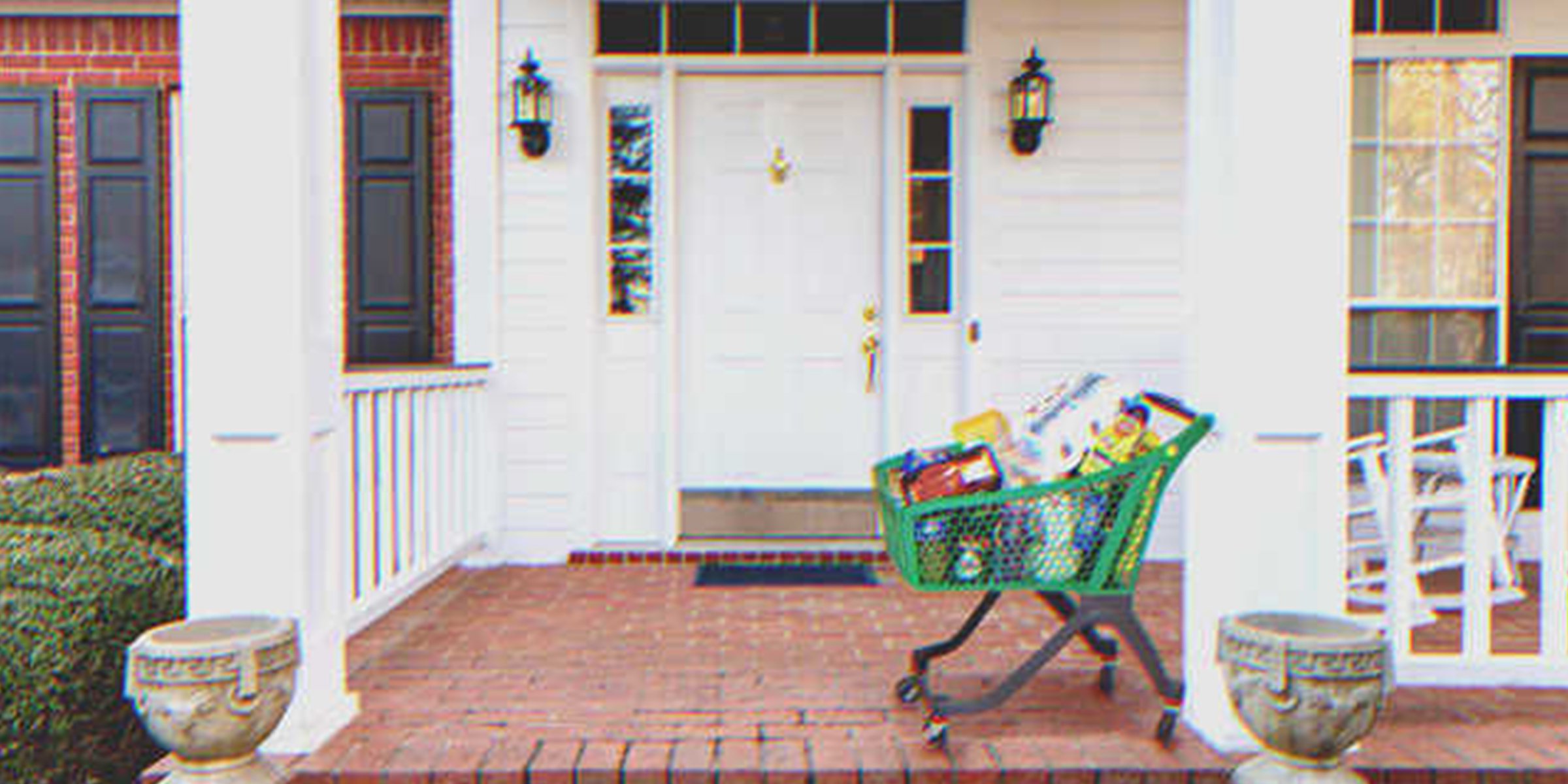 Un carrito de supermercado en la puerta de una casa | Foto: Shutterstock | Flickr.com/Polycart