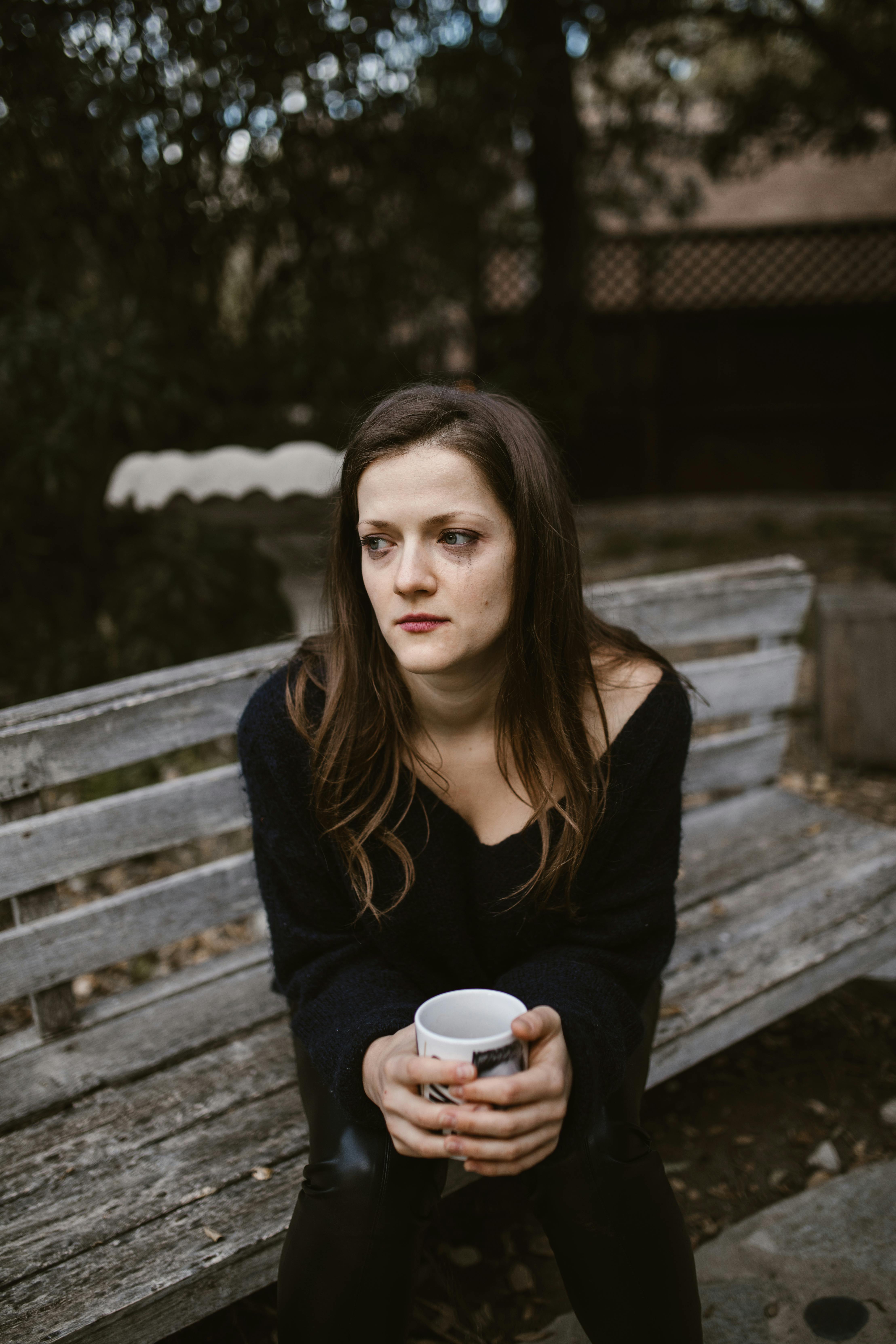 Mujer llorando en el parque | Fuente: Pexels