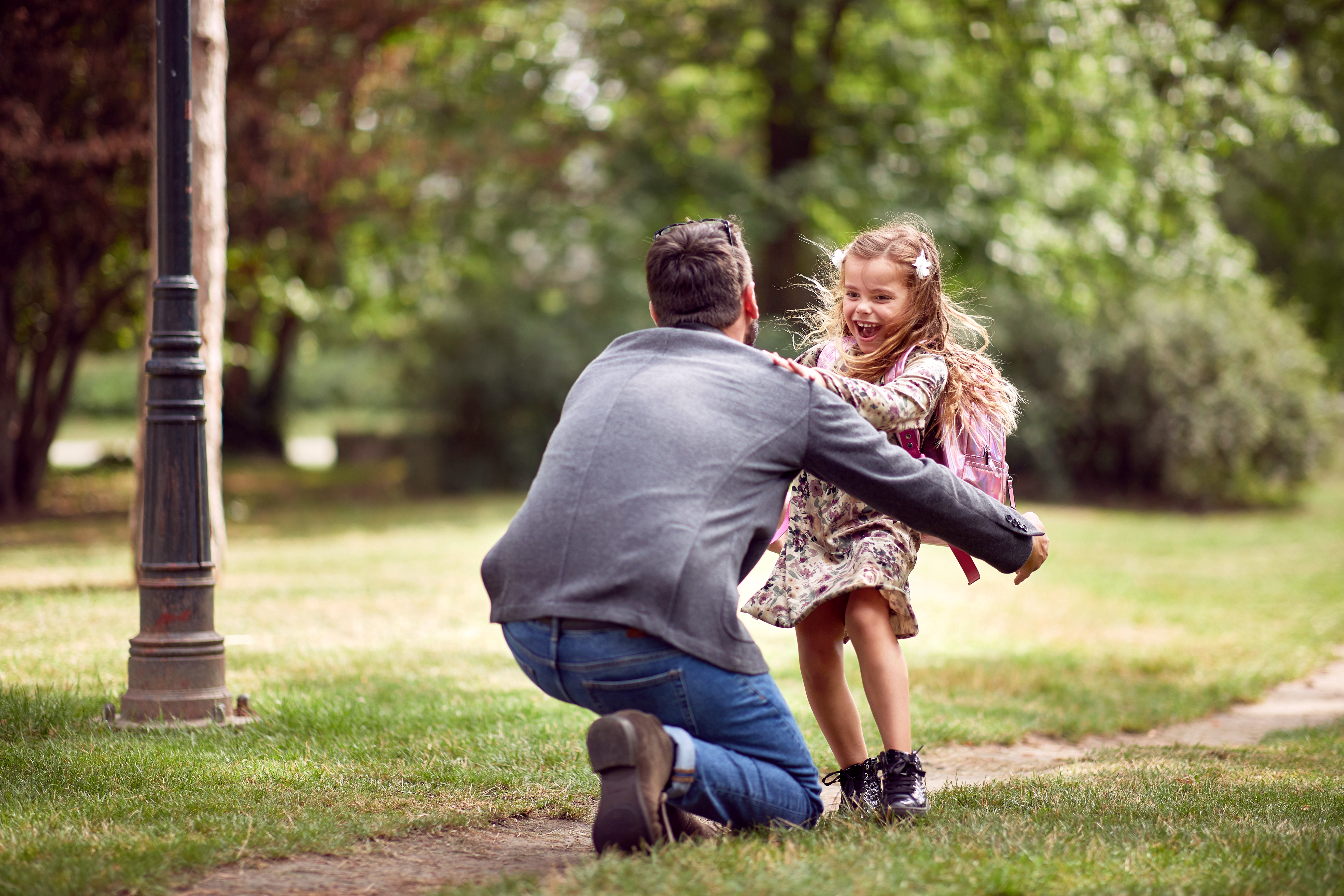 Padre abrazando a su hija. | Fuente: Shutterstock